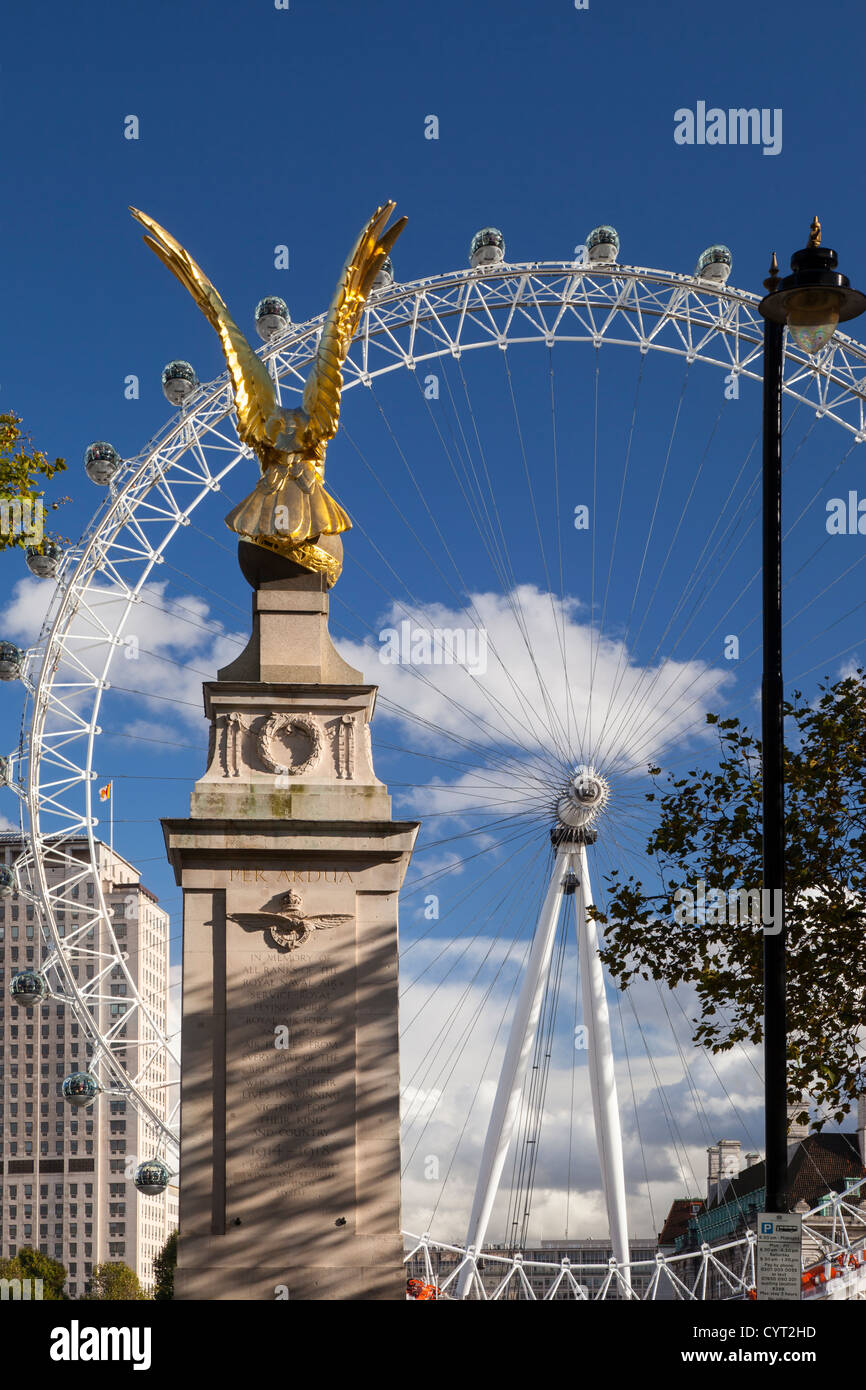 Il Millennium Wheel con la I Guerra Mondiale Memorial, Londra Inghilterra, Regno Unito Foto Stock