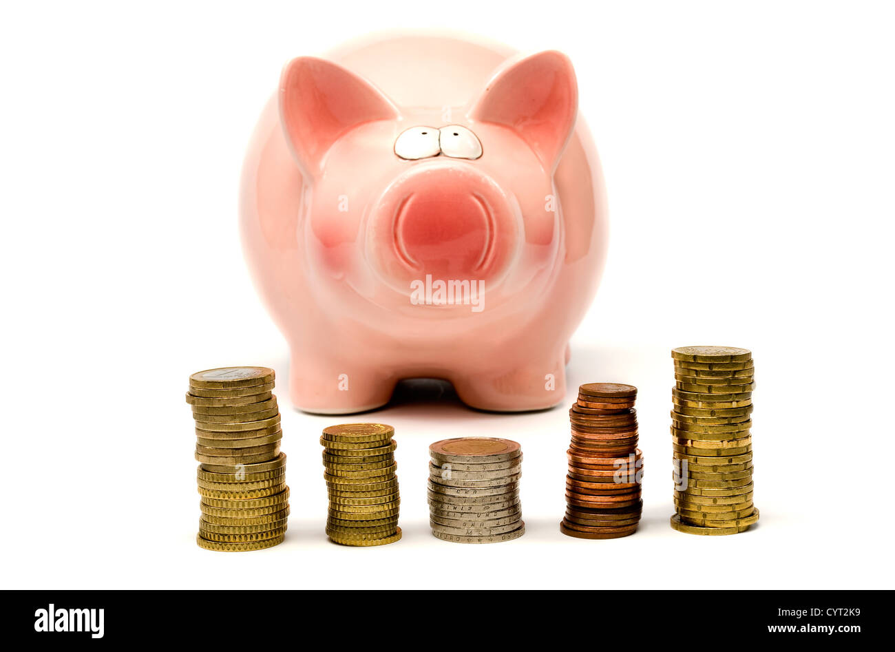 Salvataggio di maiale è in piedi dietro di monete metalliche in euro Foto Stock