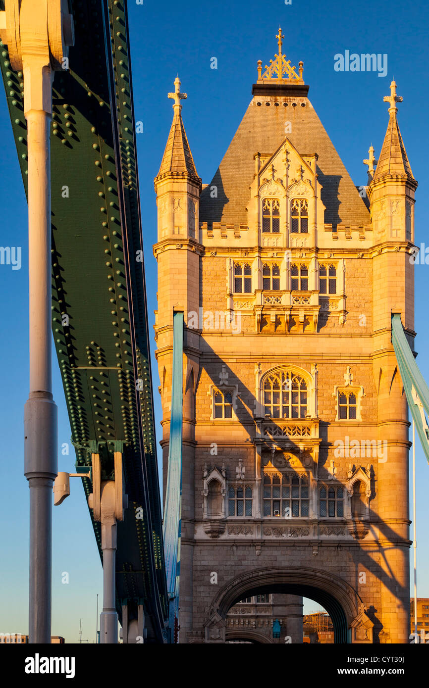 Impostazione della luce solare sullo il Tower Bridge sul fiume Tamigi, Londra Inghilterra, Regno Unito Foto Stock