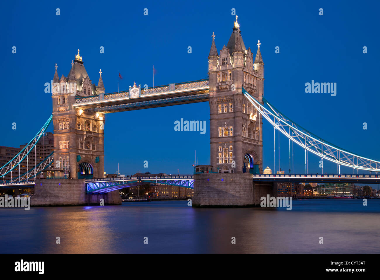 Twilight oltre il Tower Bridge e il fiume Tamigi, Londra Inghilterra, Regno Unito Foto Stock