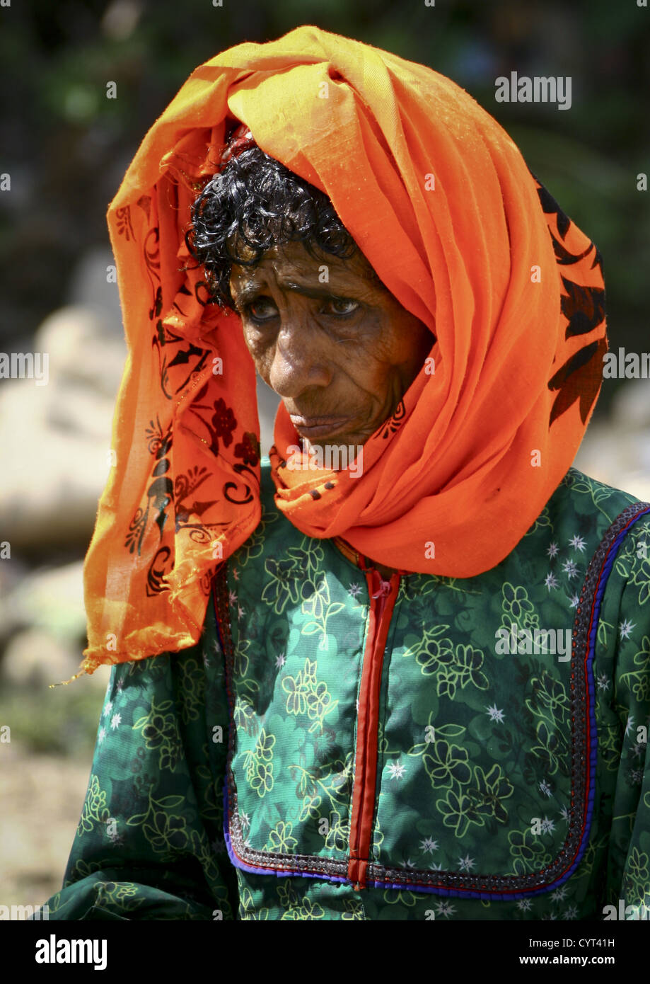 Vecchia donna con sciarpa arancione, Jebel Saber, Taiz, Yemen Foto stock -  Alamy