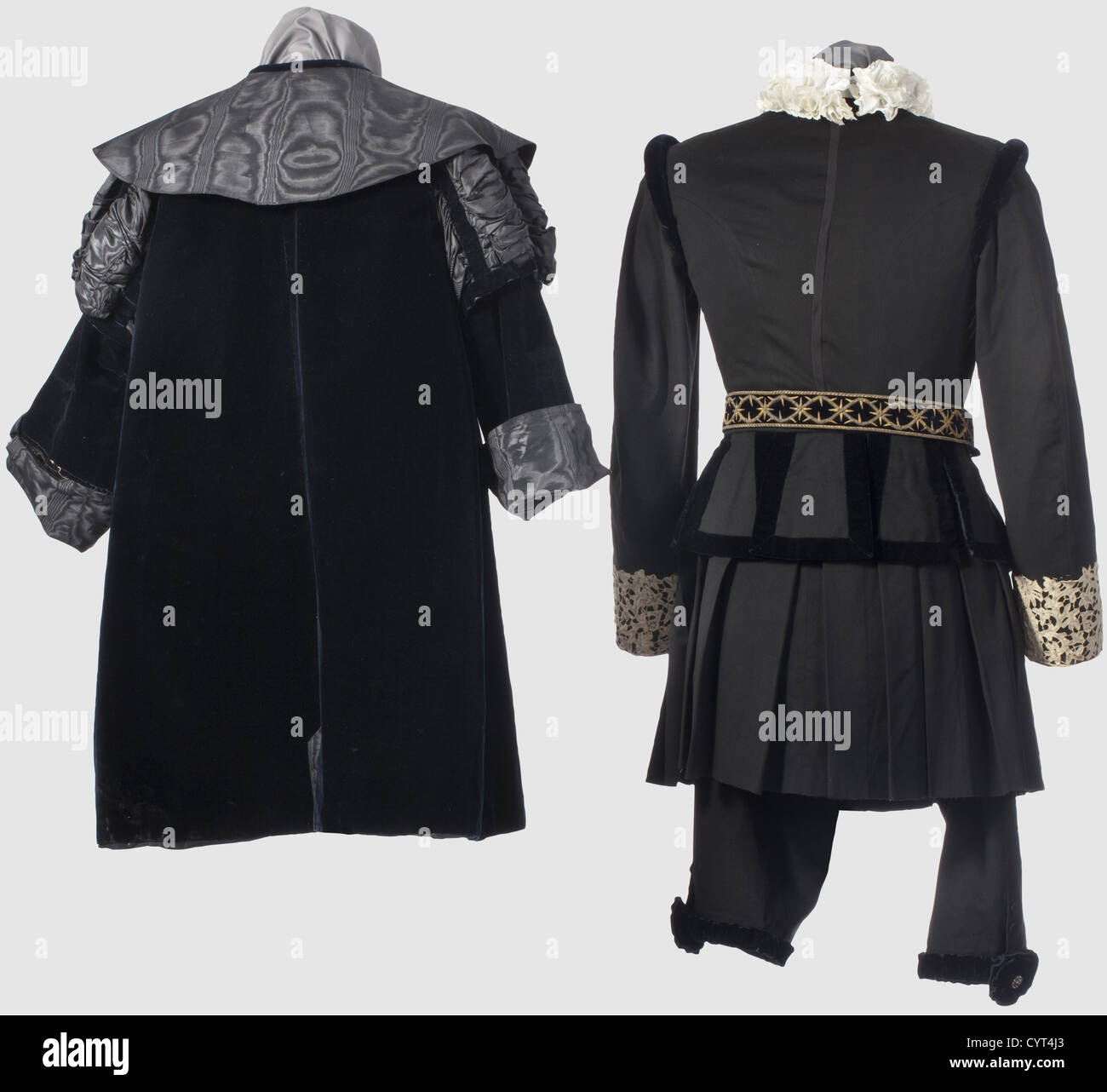 Uniforme di un camberlain papale, versione di circa 1900 berretto di  velluto blu scuro con anello di palloncino dorato, due nappine d'oro e  pennacchio di piuma nera, fodera di seta grigio scuro (