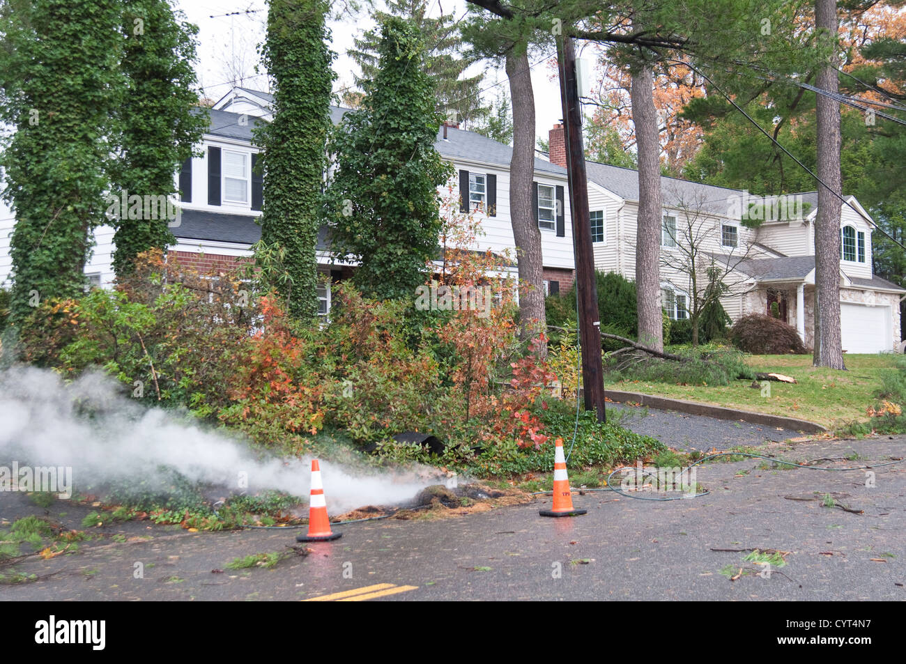 Una pericolosa elettricità cavo rimane vivo e si blocca il fumo sulla strada, dopo l uragano Sandy ha colpito New Jersey USA nel mese di ottobre 2012 Foto Stock