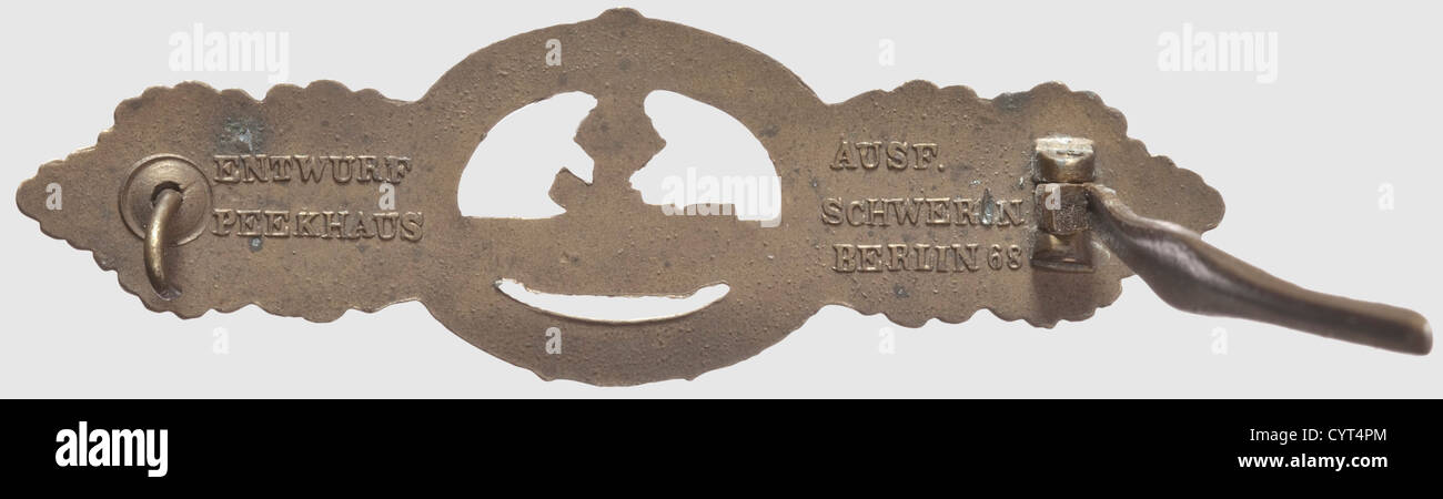 L'eredità di Helmut Dietze, 33rd U-boat flotilla, vincitore della Croce tedesca in Oro, una U-boat frontale Clasp in bronzo con certificato e ordini certificato del 6 dicembre 1944, assegnato su un bord di una U-boat della 33rd U-boat flotilla con la firma originale di Kunke.There è anche un distintivo in zinco fine, bronzato con il Perno magnetico scanalato e l'iscrizione del costruttore,'Entwurf Peekhaus Ausf.Schwerin Berlin 68'.a U-boat War Badge in zinco fine con residui di doratura, produttore 'F.o.'.e la Croce di ferro 1939 prima e seconda Classe e una quarta Classe, diritti aggiuntivi-clearences-non disponibili Foto Stock