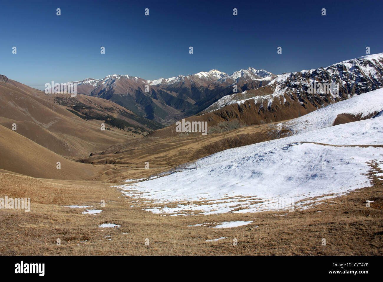 Le montagne in autunno. Paesaggio panoramico in montagna nel tardo autunno. Caucaso occidentale. La Russia Foto Stock