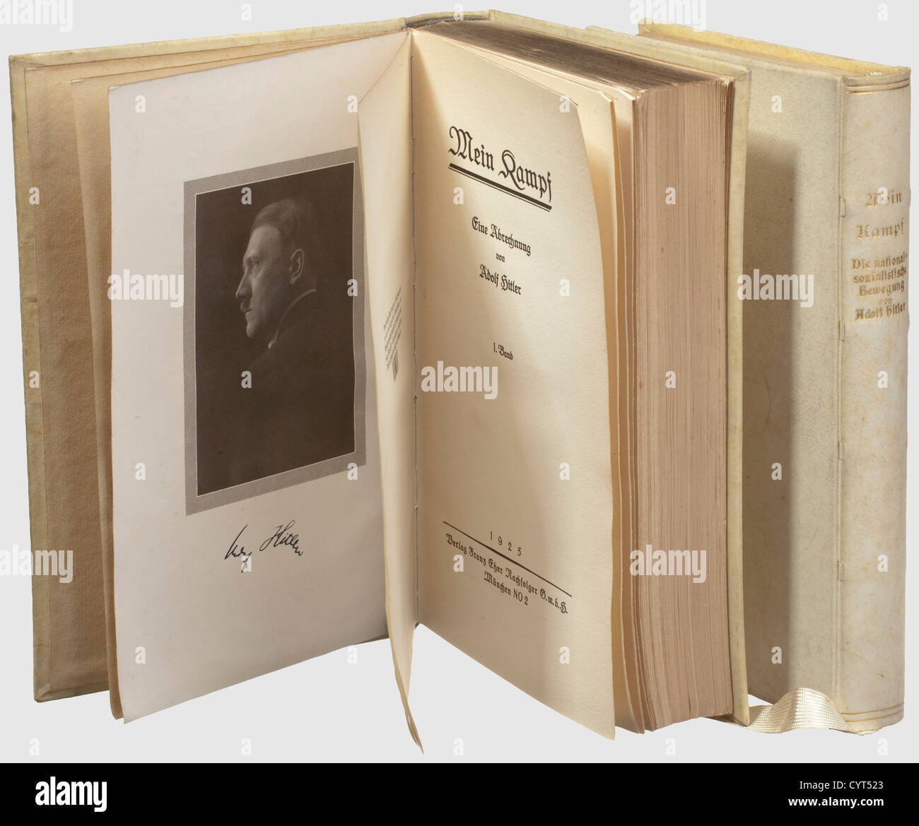 Adolf Hitler - Rudolf Heß,Mein Kampf - prima edizione 17 ottobre 1925 con dedica edizione deluxe a due volumi - un regalo da Hitler a Rudolf Heß, dal 17 ottobre 1925.il primo volume 'Eine Abrechnung'(tr.'A Reckoning'), prima edizione 1925, Verlag Franz eher folger G.m.H.München no.B. Nachleinem scritto con il manoscritto in mano Festungsgefährten Rudolf Heß gewidmet von Adolf Hitler - München den 17 / Oktober 1925'(tr.'Dedicated to my Faithful fellow Rudolf Hess,from Adolf Hitler - Munich 17 ottobre 1925'), The Flyl, Additional-Rights-clearences-not available Foto Stock