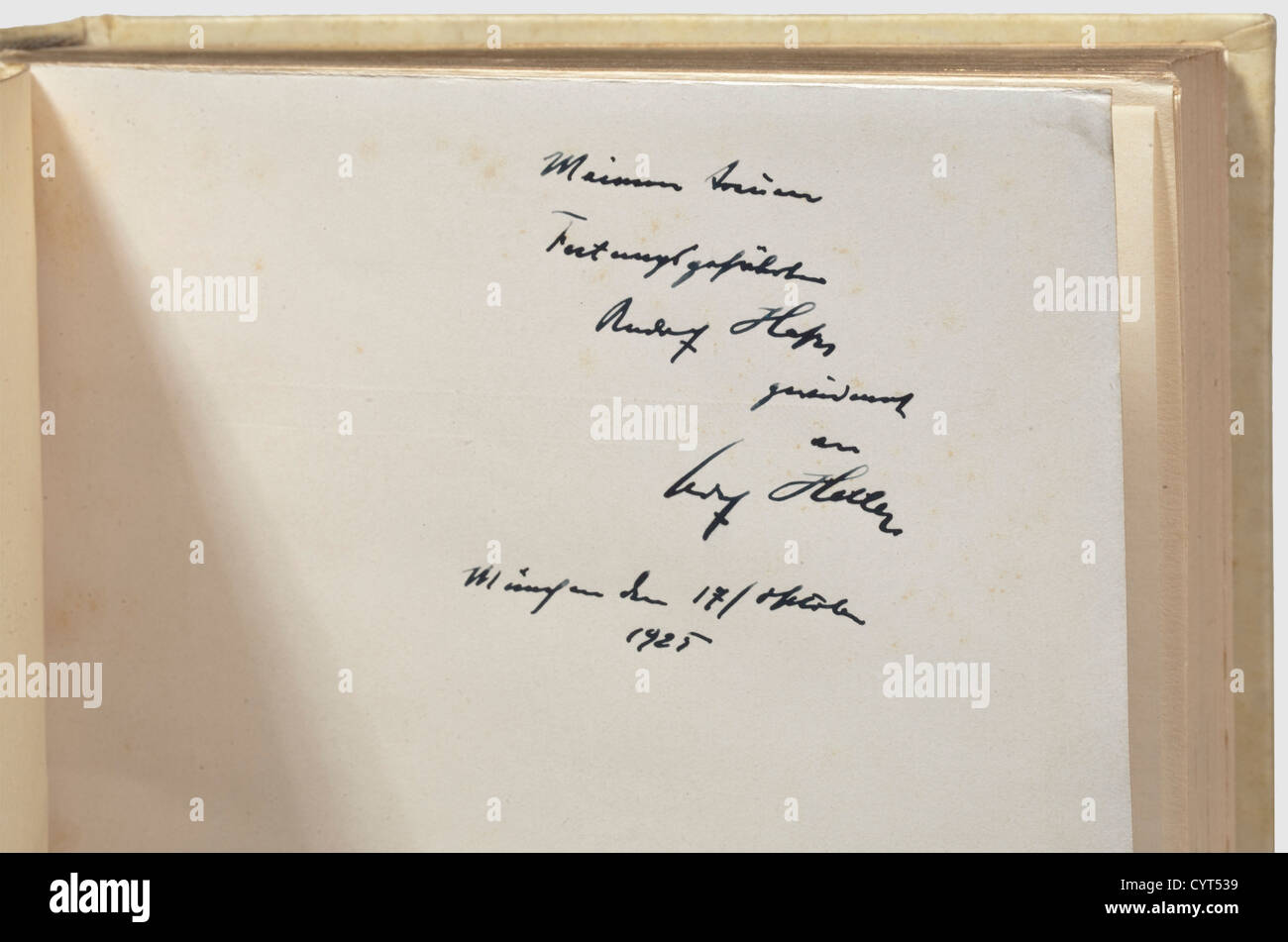 Adolf Hitler - Rudolf Heß,Mein Kampf - prima edizione 17 ottobre 1925 con dedica edizione deluxe a due volumi - un regalo da Hitler a Rudolf Heß, dal 17 ottobre 1925.il primo volume 'Eine Abrechnung'(tr.'A Reckoning'), prima edizione 1925, Verlag Franz eher folger G.m.H.München no.B. Nachleinem scritto con il manoscritto in mano Festungsgefährten Rudolf Heß gewidmet von Adolf Hitler - München den 17 / Oktober 1925'(tr.'Dedicated to my Faithful fellow Rudolf Hess,from Adolf Hitler - Munich 17 ottobre 1925'), The Flyl, Additional-Rights-clearences-not available Foto Stock