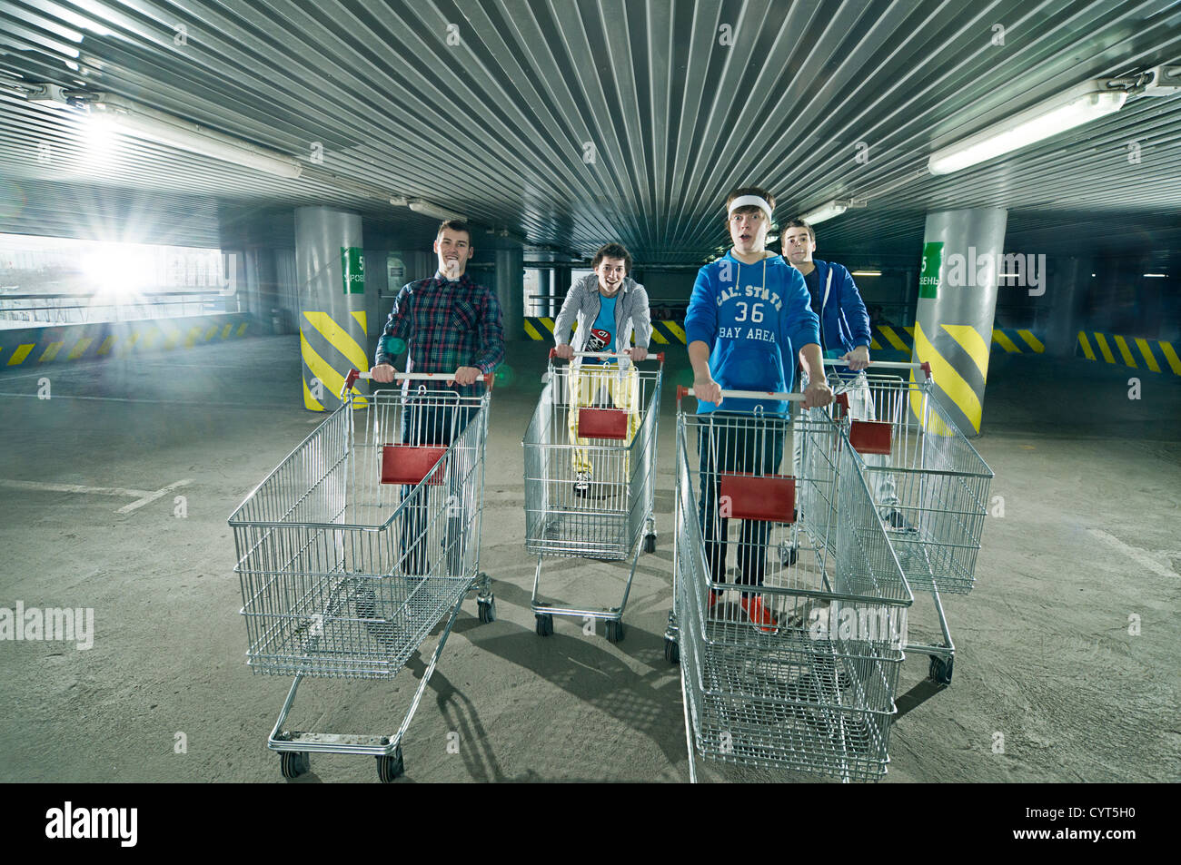 Quattro giovani - rock punk band presso il parcheggio di un centro commerciale per lo shopping Foto Stock