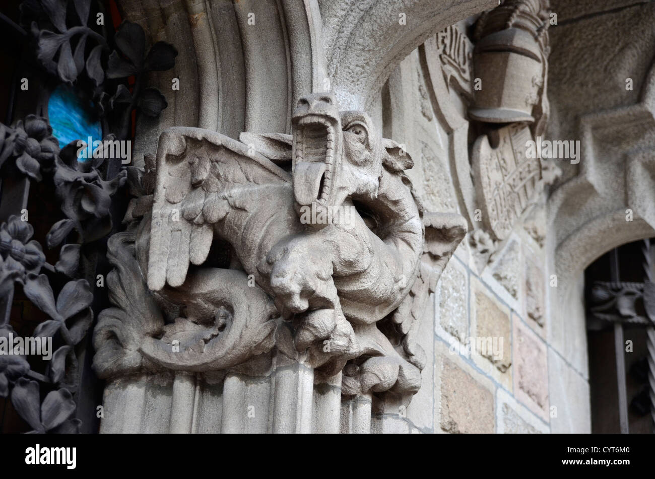 Gargoyle in Casa Asia a Barcellona. Art Noveau costruzione di Puig i Cadafalch. Foto Stock