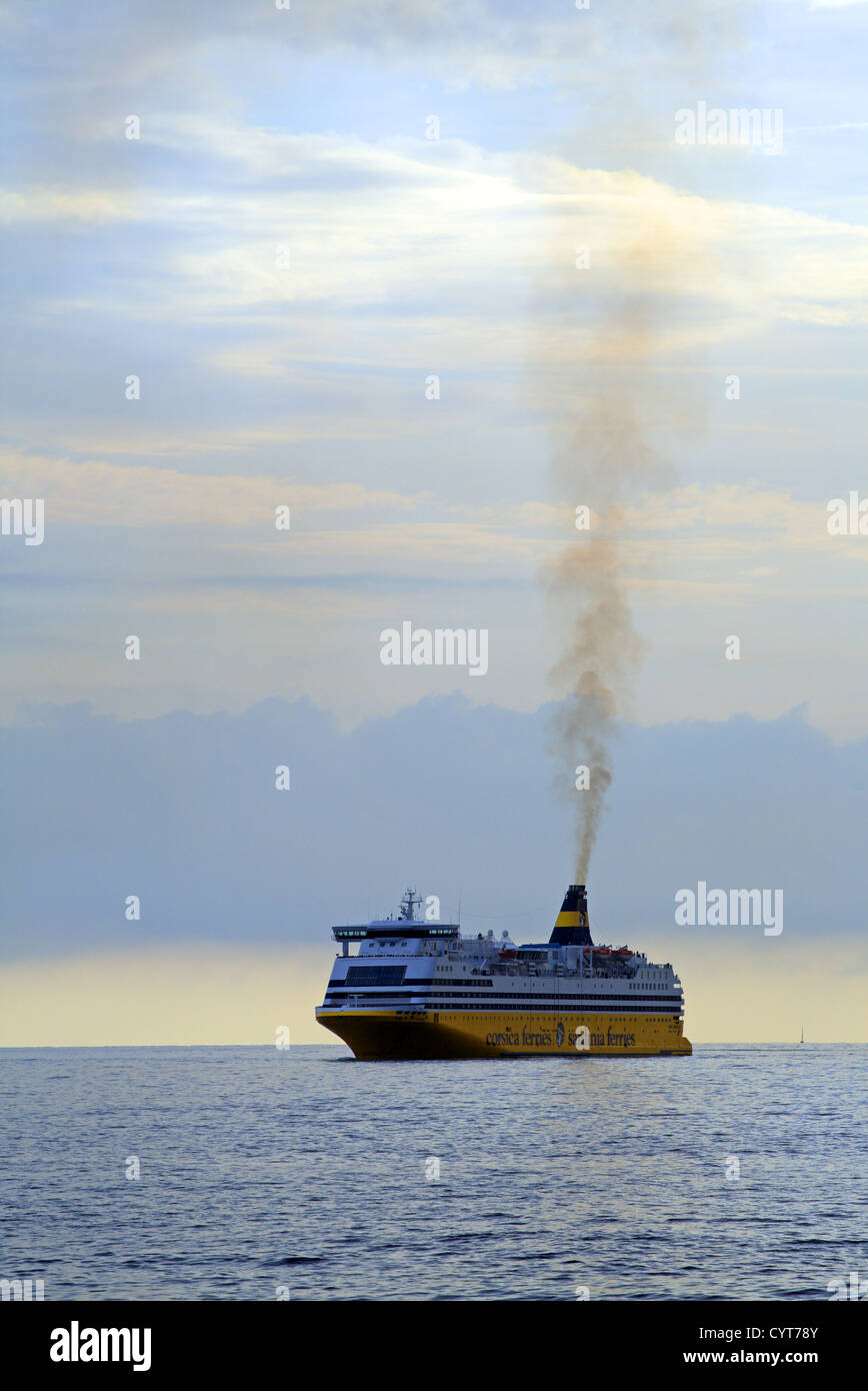 Traghetto "Corsica Ferries" nel porto di Bastia, Francia Foto Stock