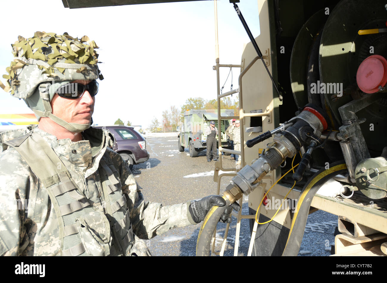 Sgt. 1. Classe Clayton Dockery, supervisore di petrolio, 710 Vigili del battaglione di supporto, detiene la fine di un esercito ugello carburante, nov. Foto Stock