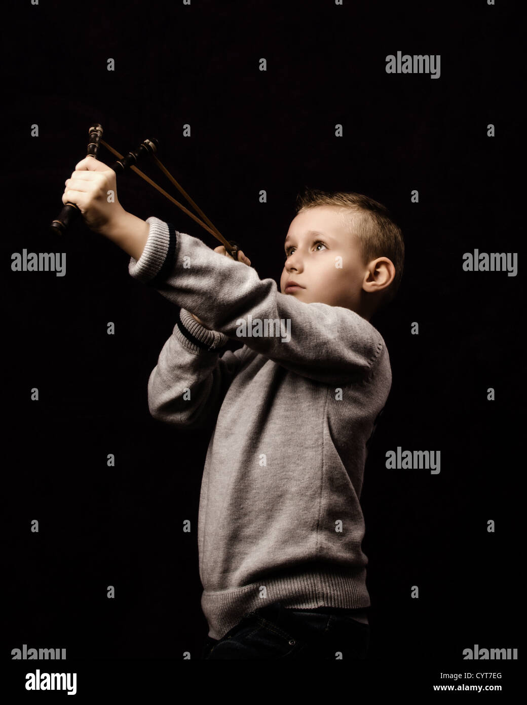 Little Boy tiro con la fionda Foto stock - Alamy