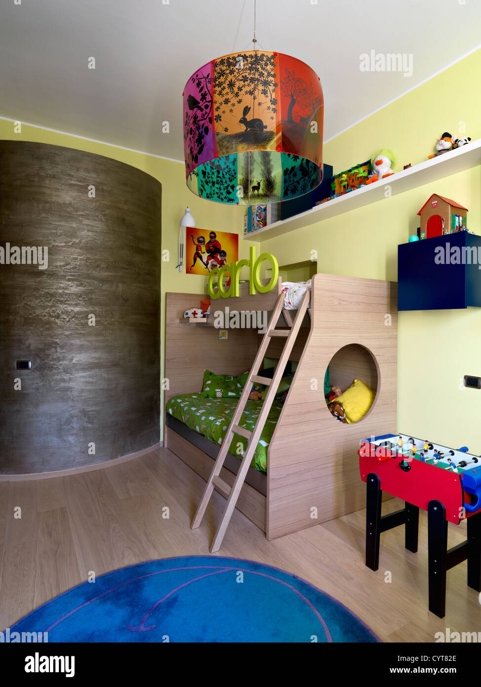 Moderna camera da letto dei bambini con giocattoli e pavimento in legno Foto Stock