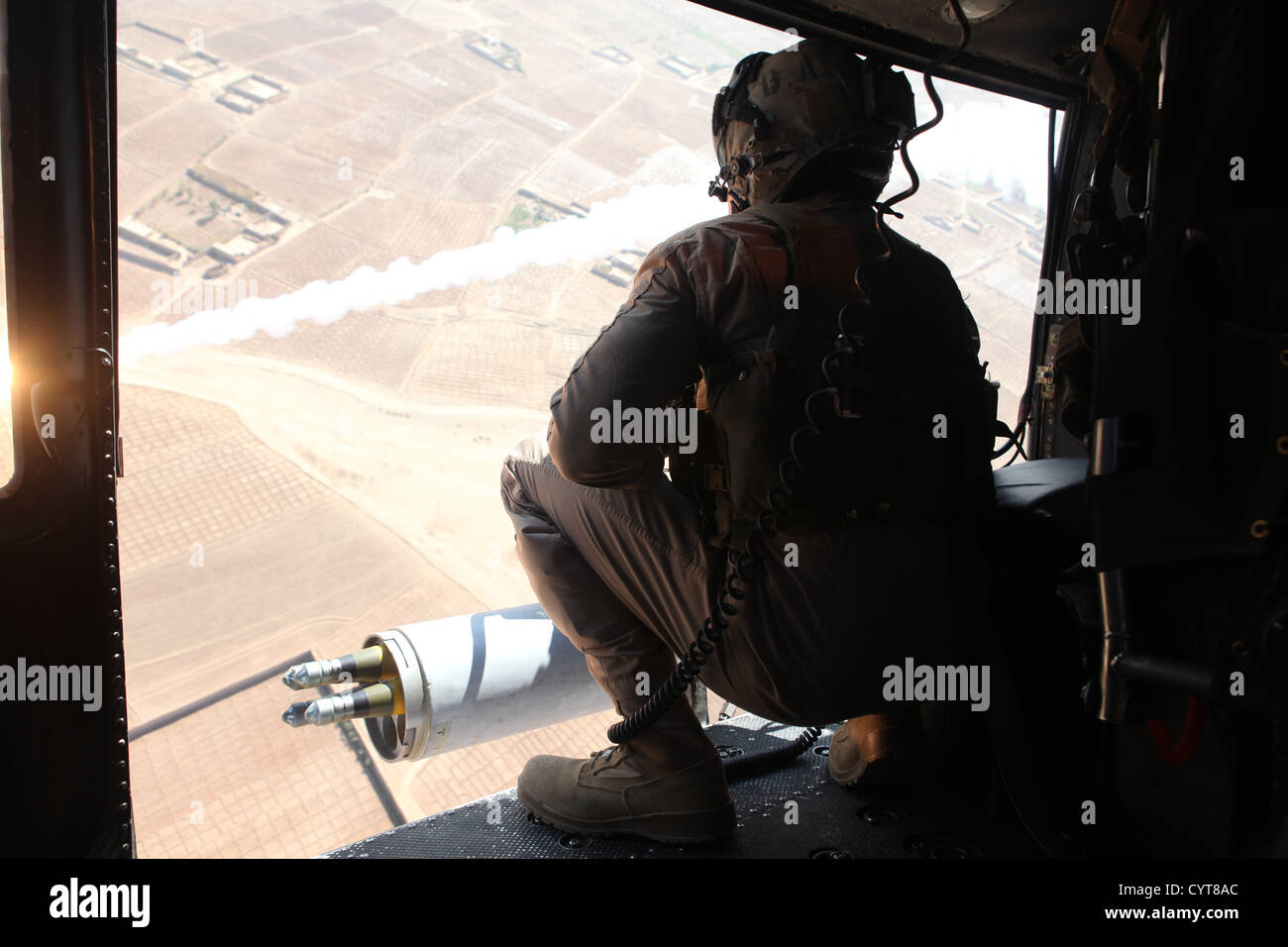Il Sgt. Travis M. Barnes del Marine Light Attack Helicopter Squadron (HMLA) 469 fornisce supporto aereo ravvicinato sulla provincia di Helmand, Afghanistan, come parte delle operazioni militari in corso a sostegno delle forze NATO. Foto Stock
