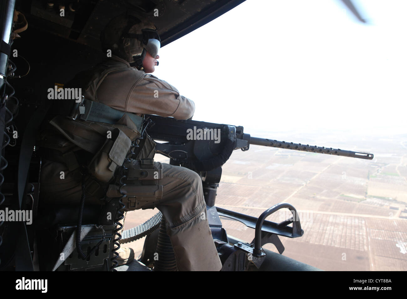 Jeffery L. Allen, capo dell'equipaggio del Marine Attack Helicopter Squadron 469, fornisce supporto aereo ravvicinato sulla provincia di Helmand, Afghanistan, aiutando le forze di terra durante le operazioni a sostegno della missione ISAF. Foto Stock