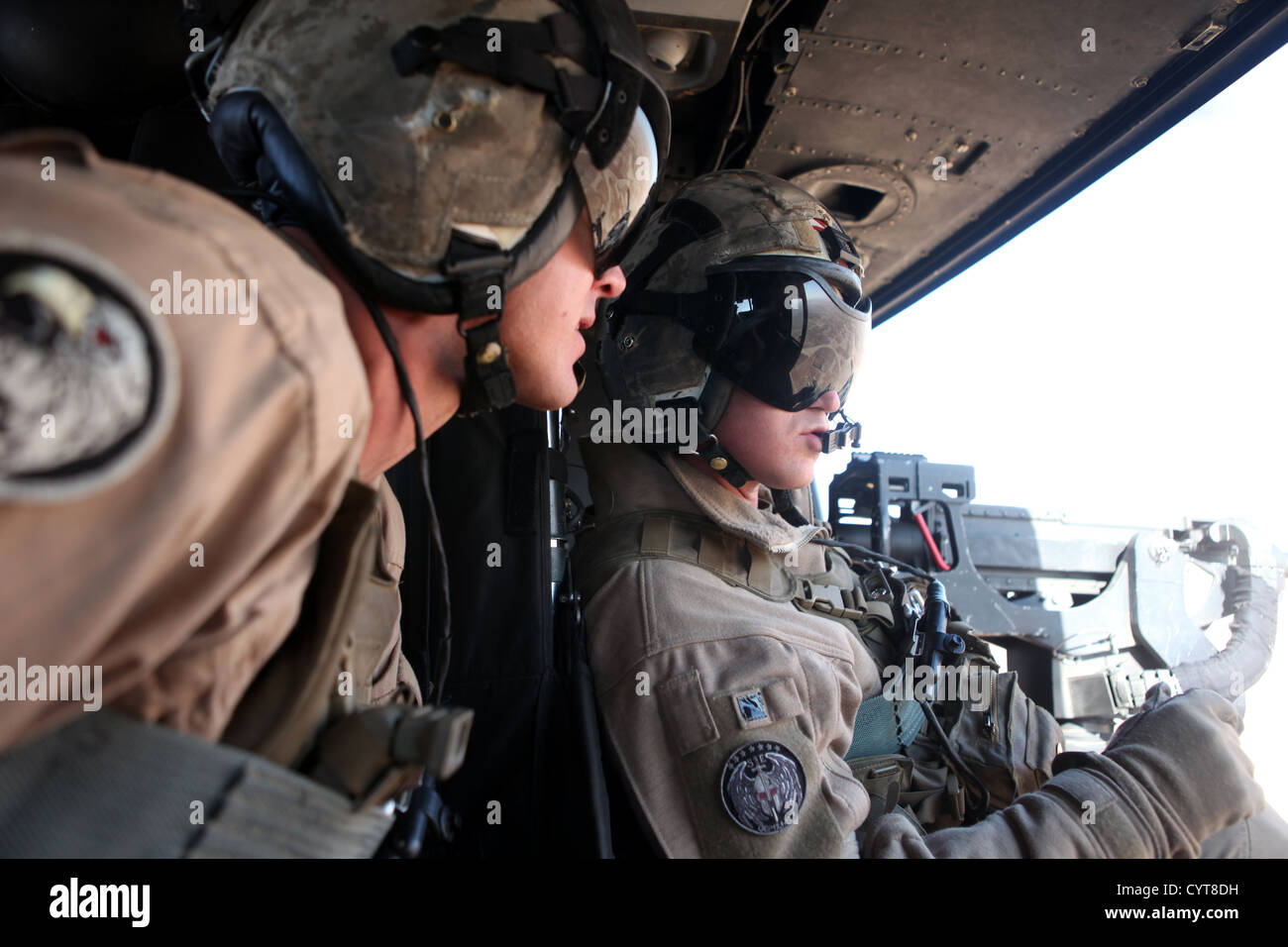 I marines statunitensi dell'HMLA-469 forniscono un supporto aereo ravvicinato nella provincia di Helmand, Afghanistan. Il sergente Travis Barnes e il Cpl. Jeffery Allen partecipano a questa missione, dimostrando la loro esperienza nelle operazioni di combattimento. Foto Stock