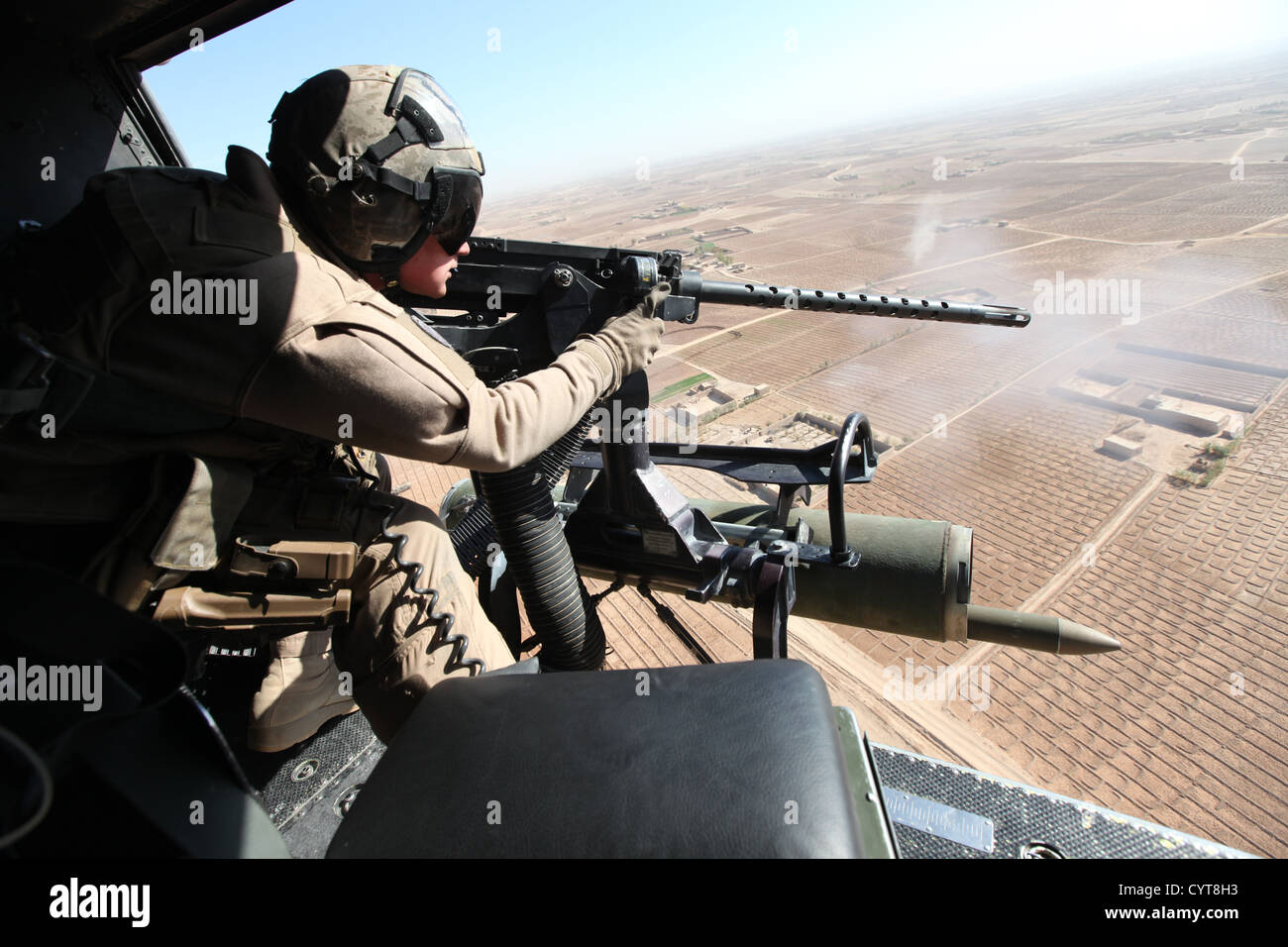 Stati Uniti Marine Corps Cpl. Jeffery L. Allen, capo equipaggio con Marine Attacco leggero elicottero Squadron (HMLA) 469, Marine Aircraft Group 39, terzo aeromobile Marina Wing (avanti), fornisce aria vicino supportano oltre provincia di Helmand, Afghanistan, nov. 8, 2012. Allen p Foto Stock