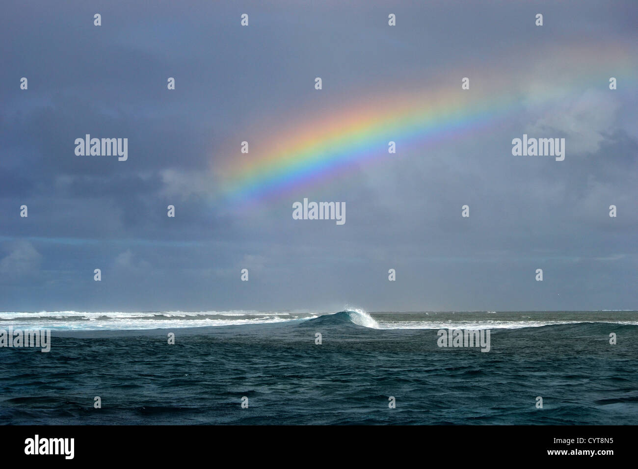 Rainbow e wave, Palikir Pass, Pohnpei, Stati Federati di Micronesia. Pacifico del Nord Foto Stock