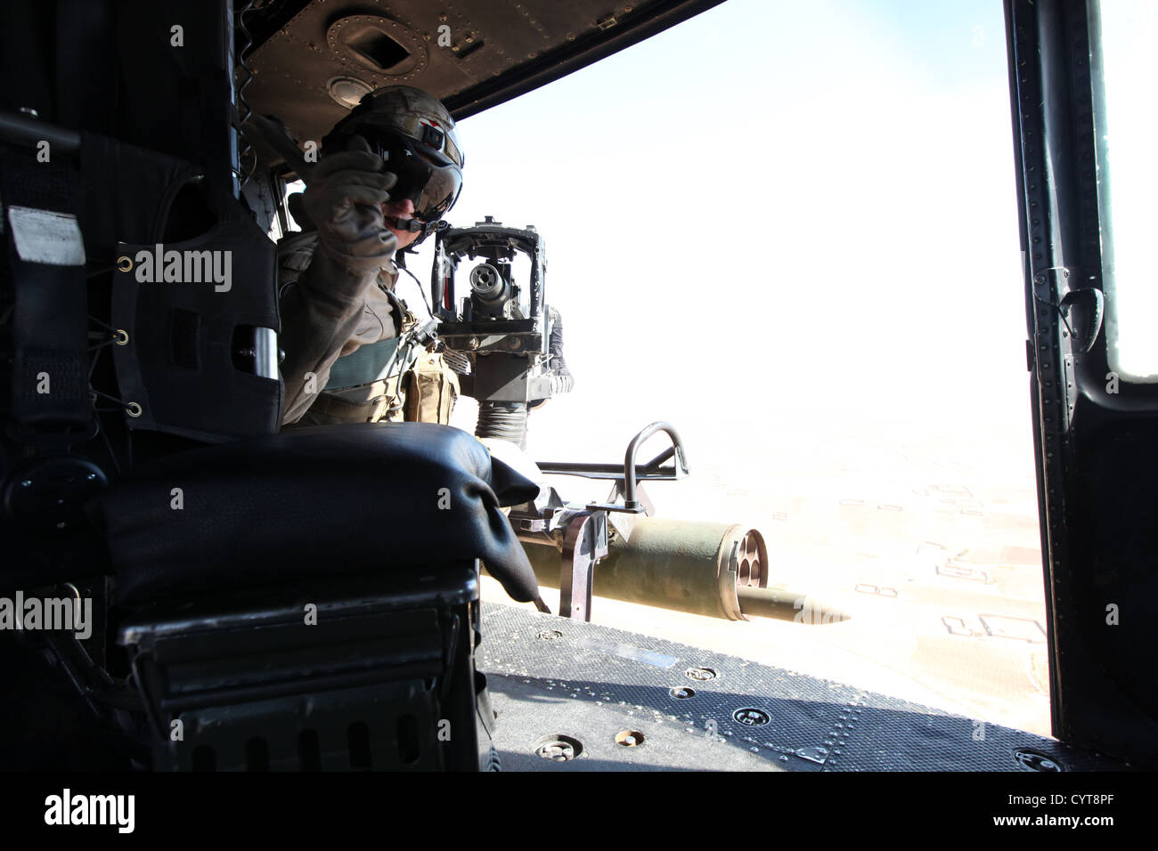 Jeffery L. Allen, capo dell'equipaggio del Marine Light Attack Helicopter Squadron 469, fornisce supporto aereo ravvicinato sulla provincia di Helmand, Afghanistan, contribuendo alle operazioni di combattimento dell'esercito statunitense nella regione. Foto Stock