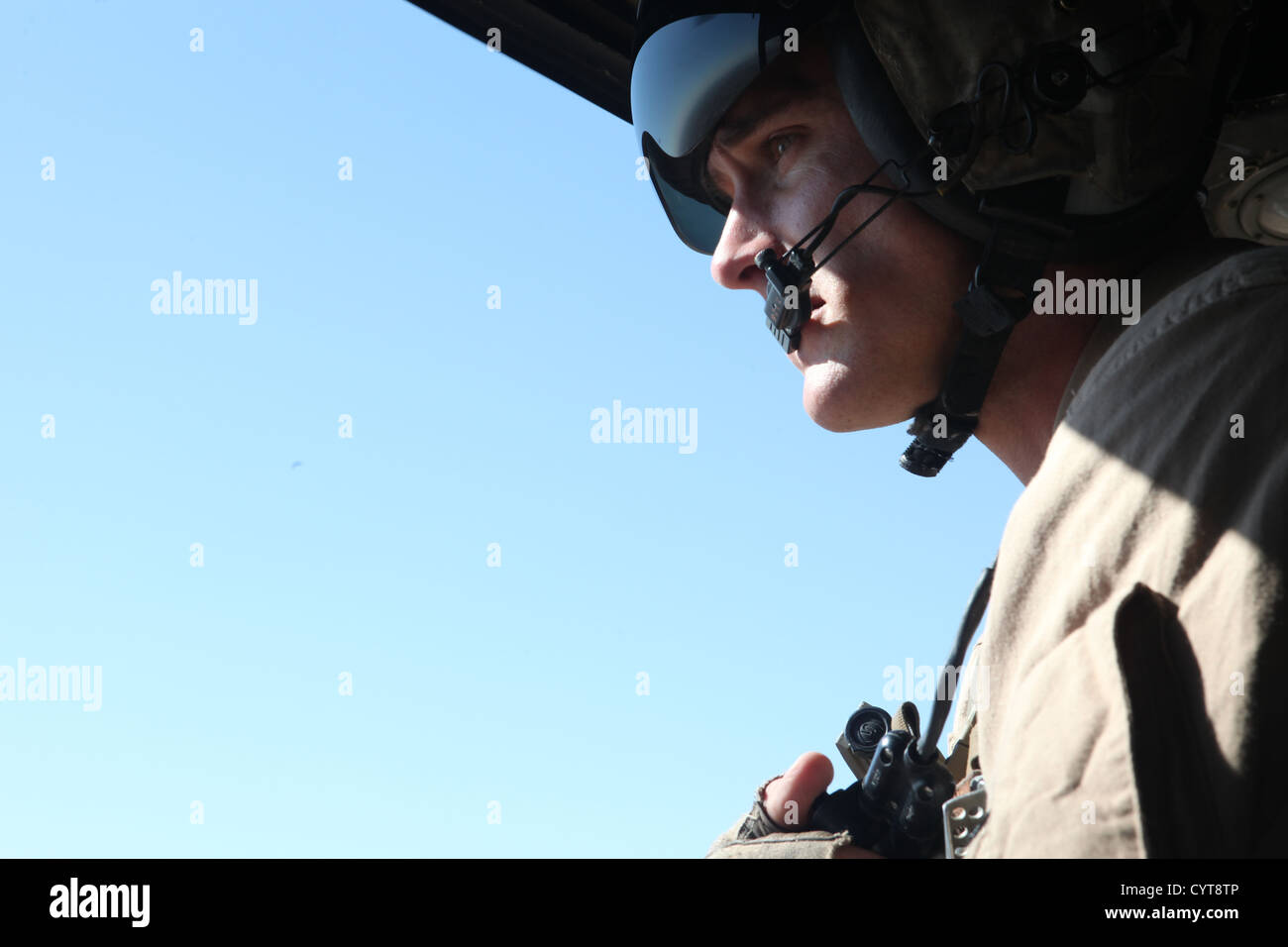 Il sergente maggiore del corpo dei Marines degli Stati Uniti Travis M. Barnes, un istruttore di armi con HMLA-469, fornisce uno stretto supporto aereo alle forze di terra nella provincia di Helmand, Afghanistan, dimostrando prontezza al combattimento e coordinamento militare. Foto Stock