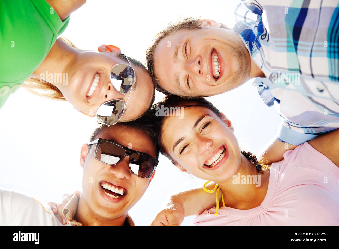 Un gruppo di giovani aventi fun Foto Stock