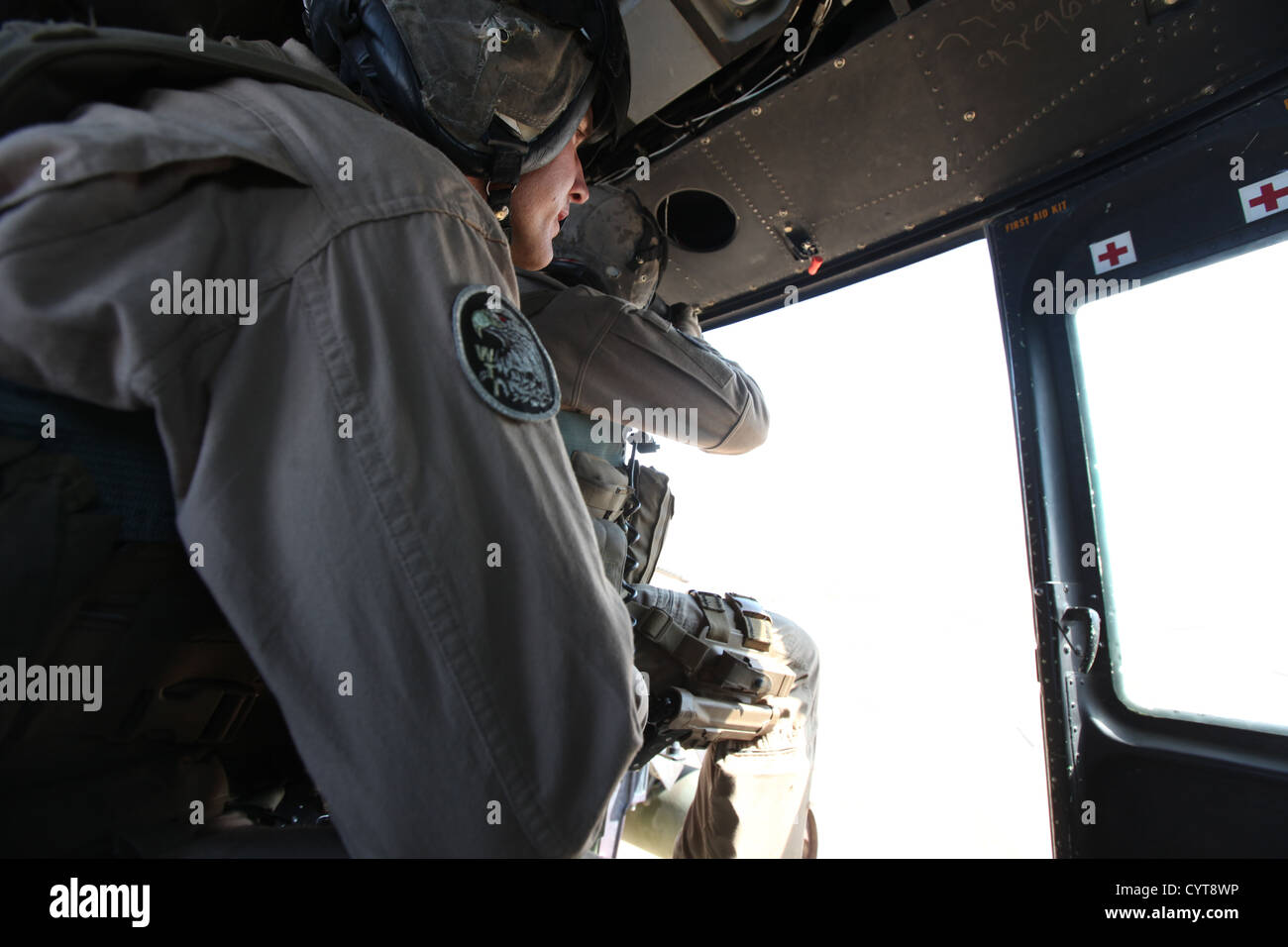 Travis M. Barnes e Jeffery L. Allen, del Marine Light Attack Helicopter Squadron 469, forniscono un supporto aereo ravvicinato sulla provincia di Helmand, Afghanistan, come parte di una missione di combattimento. Foto Stock