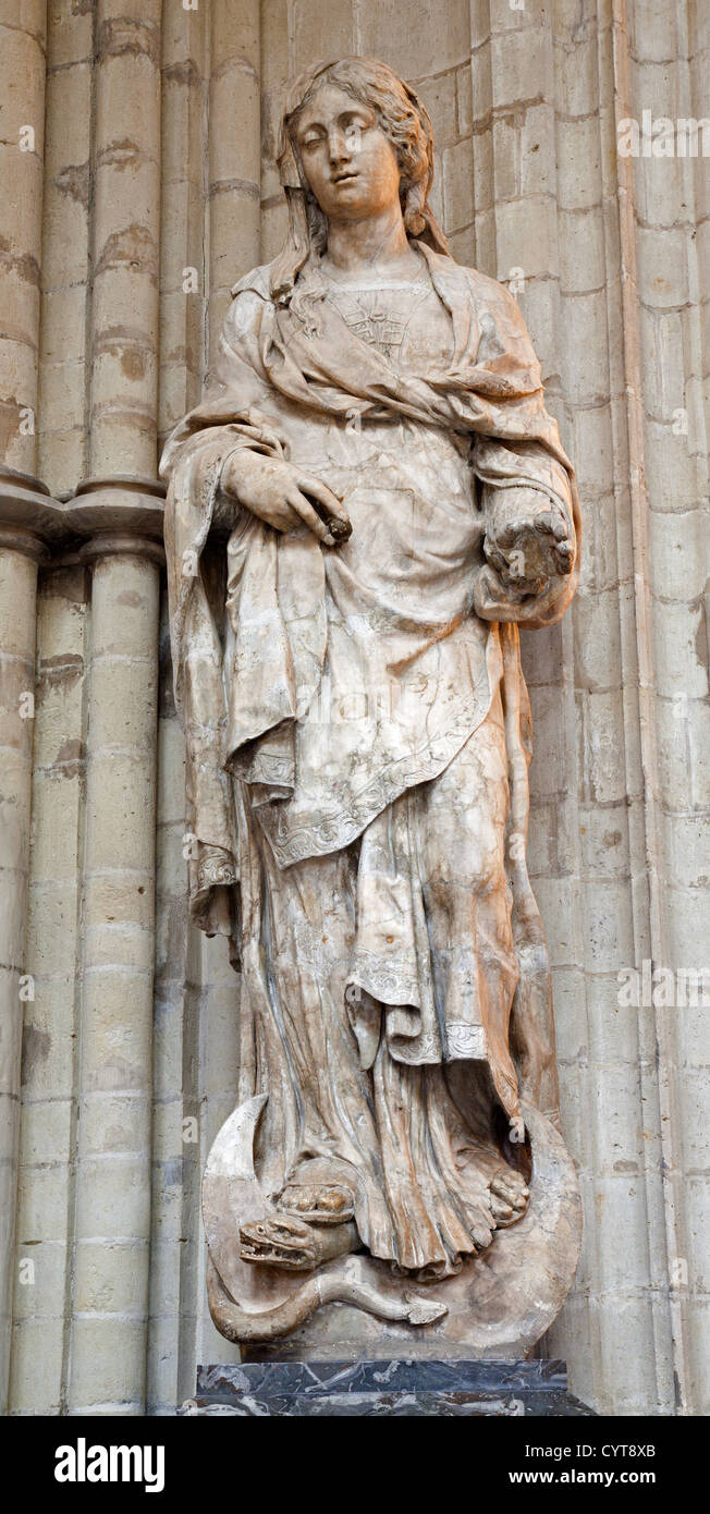 Bruxelles - 22 giugno: la statua della Vergine Maria dalla cattedrale gotica di Saint Michael il 22 giugno 2012 a Bruxelles. Foto Stock