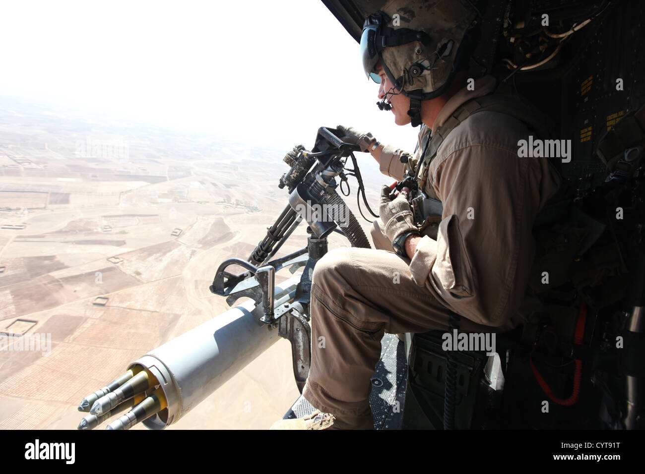 Il sergente Travis M. Barnes, un istruttore di armi con HMLA-469, fornisce uno stretto supporto aereo nella provincia di Helmand, Afghanistan, sostenendo le operazioni per la forza internazionale di assistenza alla sicurezza. Il suo ruolo è fondamentale nel coordinare gli attacchi aerei per aiutare le forze di terra. Foto Stock
