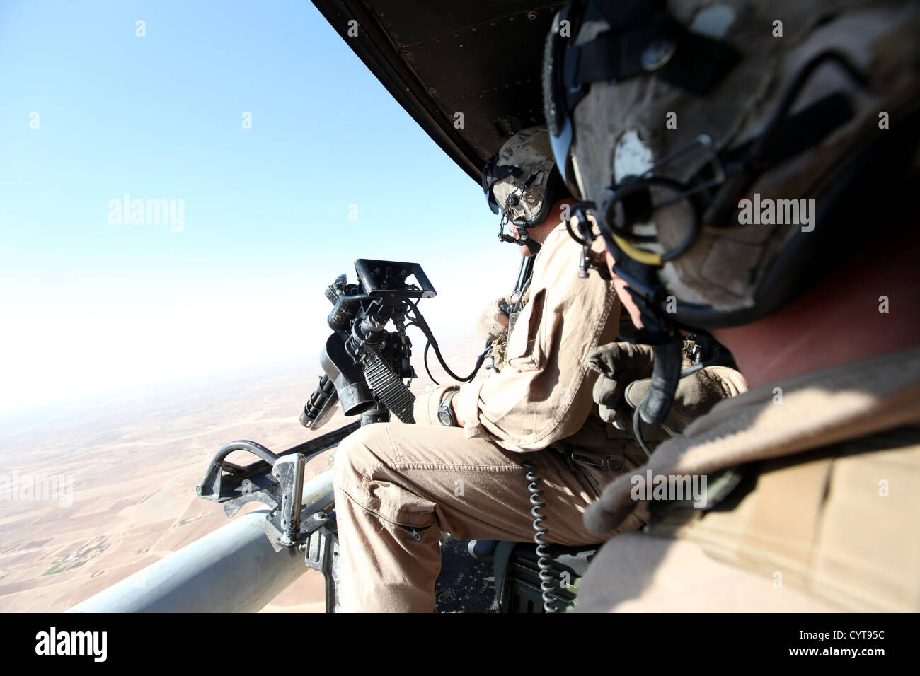 I Marines statunitensi con HMLA-469, il sergente Travis M. Barnes e il colonnello Jeffery L. Allen forniscono un supporto aereo ravvicinato sulla provincia di Helmand, Afghanistan, utilizzando elicotteri da fuoco per il supporto tattico. Foto Stock
