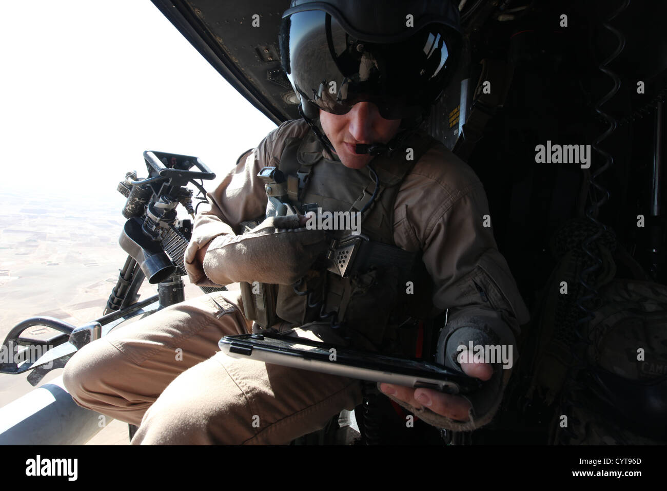 Stati Uniti Marine Corps Staff Sgt. Travis M. Barnes, armi istruttore con Marine Attacco leggero elicottero Squadron (HMLA) 469, Marine Aircraft Group 39, terzo aeromobile Marina Wing (avanti), fornisce aria vicino supportano oltre provincia di Helmand, Afghanistan, nov. 8, Foto Stock