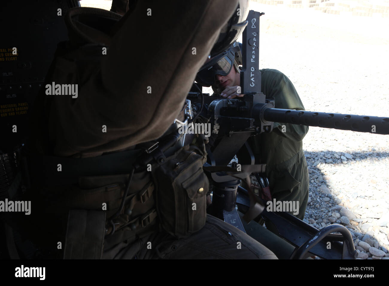 Un U.S. Marine ordnance tecnico con Marine Attacco leggero elicottero Squadron (HMLA) 469, Marine Aircraft Group 39, terzo Marine Foto Stock