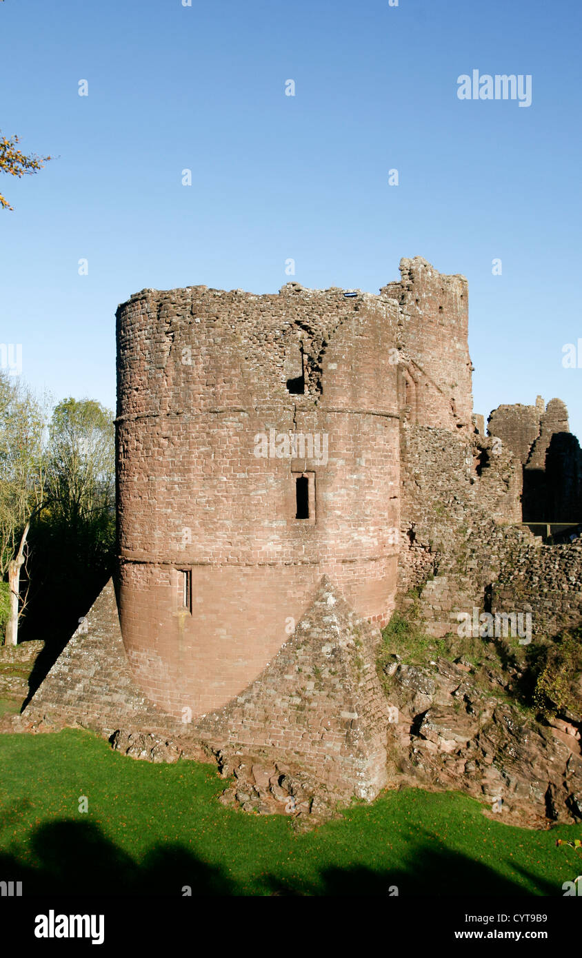 Torre rotonda e fossato asciutto Goodrich Castle EH Herefordshire England Regno Unito Foto Stock