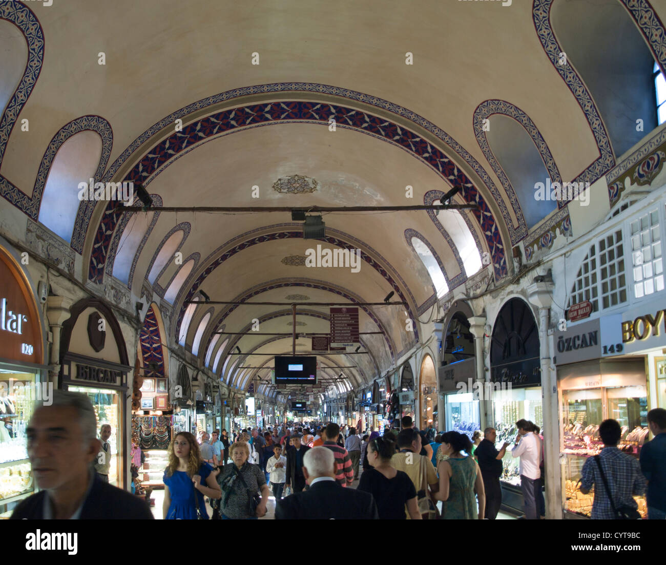 Kapalicarsi, Grand Bazaar o mercato coperto in Istanbul Turchia approvvigiona ad ogni gusto turistici, negozi di archi e la folla Foto Stock