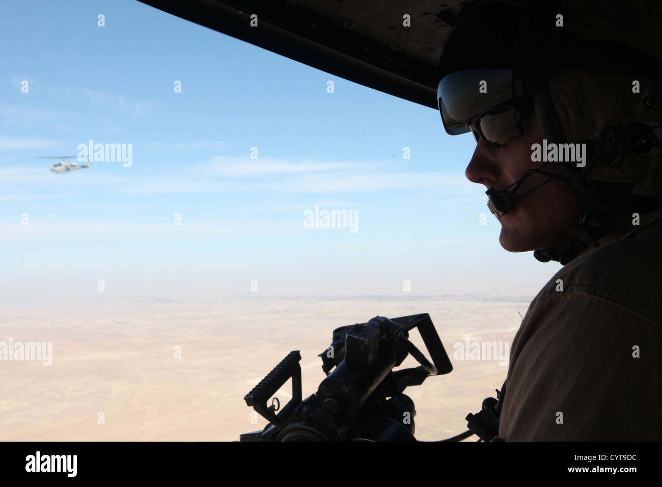 Il sergente Travis M. Barnes fornisce supporto aereo ravvicinato durante un'operazione di sicurezza nella provincia di Helmand, Afghanistan, con il Marine Light Attack Helicopter Squadron (HMLA) 469. Foto Stock