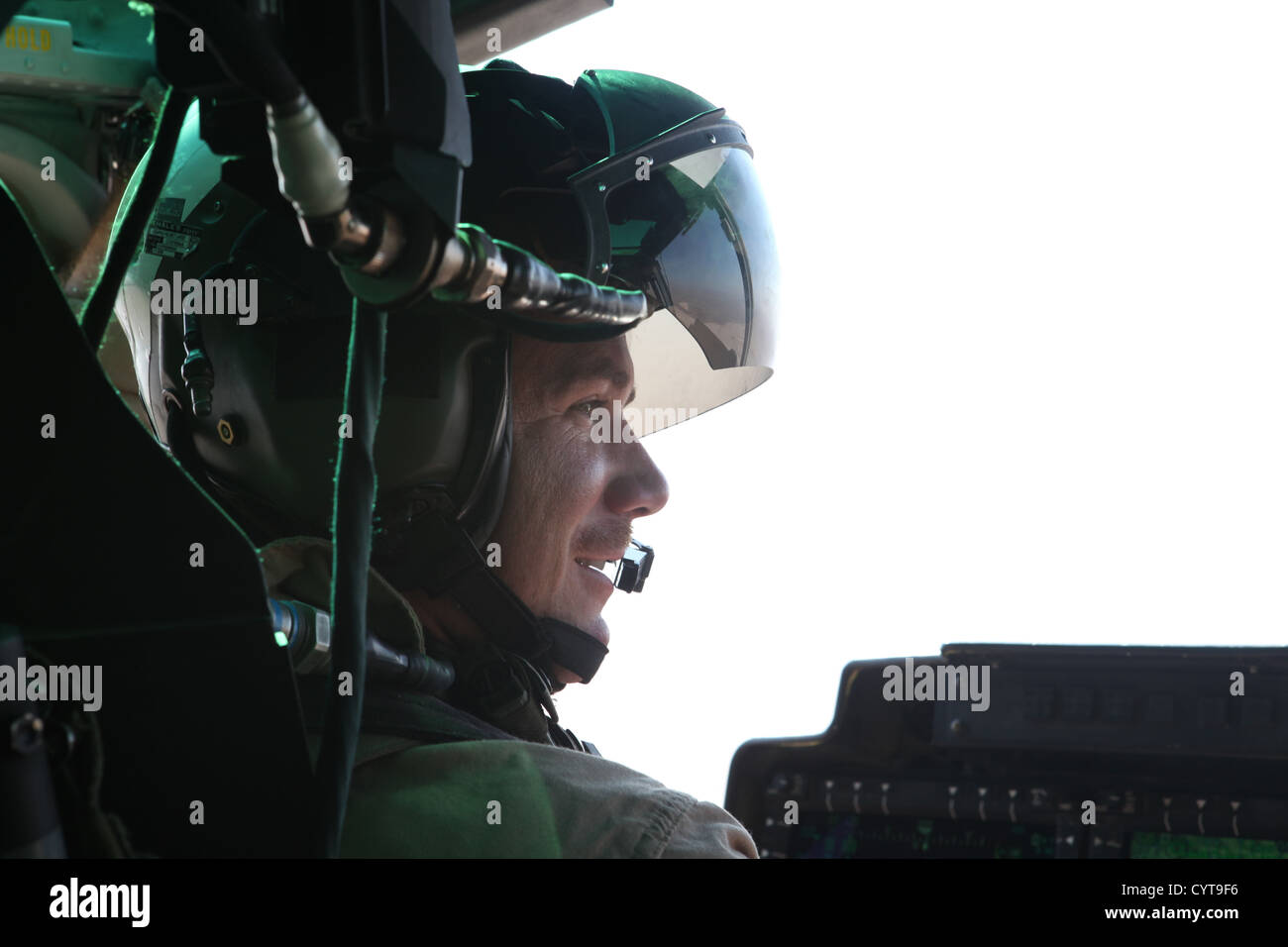 Stati Uniti Marine Corps Capt. Brian M. Clegg, UH-1Y Venom utilità pilota di elicottero con Marine Attacco leggero elicottero Squadron (HMLA) 169, Marine Aircraft Group 39, terzo aeromobile Marina Wing (avanti), fornisce aria vicino supportano oltre provincia di Helmand, Afghanist Foto Stock