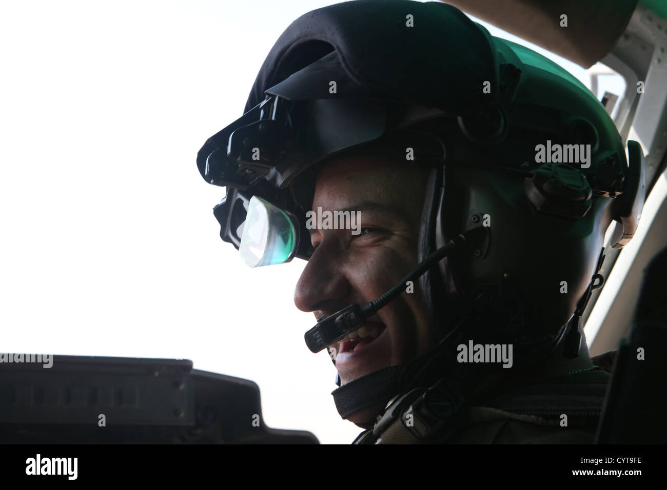 Il capitano Ryan E. Von Rembow, un pilota UH-1Y Venom con HMLA-469, fornisce supporto aereo ravvicinato durante una missione nella provincia di Helmand, Afghanistan, l'8 novembre 2012. Il suo ruolo assicura la copertura aerea per le operazioni di terra a sostegno della forza internazionale di assistenza alla sicurezza (ISAF). Foto Stock
