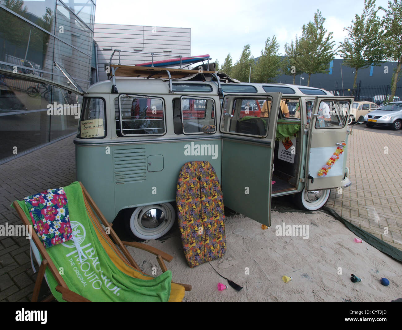 Il camper Volkswagen Samba de Luxe è un modello classico noto per il suo design distintivo e la sua versatilità. Faceva parte della serie Volkswagen Type 2, comunemente usata per viaggi in campeggio con la famiglia e viaggi su strada durante la metà del XX secolo. Foto Stock