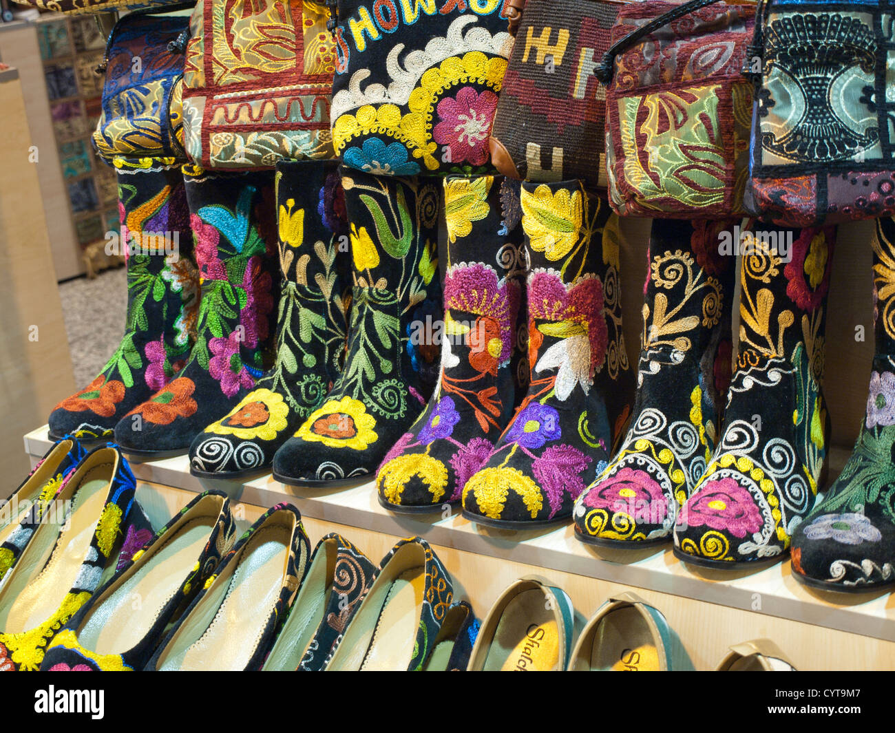 Kapalicarsii, Grand Bazaar o mercato coperto in Istanbul Turchia approvvigiona ad ogni gusto turistico, ricamati scarpe e stivali Foto Stock