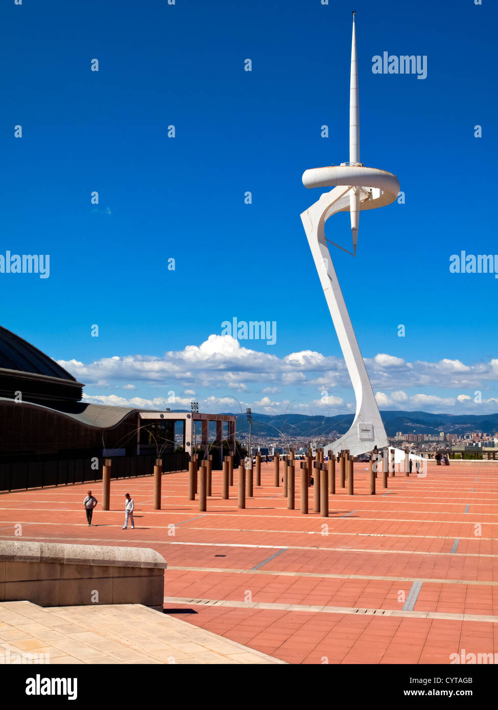 Vista attraverso il parco olimpico a Montjuic Barcellona Spagna verso il Calatrava Telecommunications Tower costruito 1992 Foto Stock