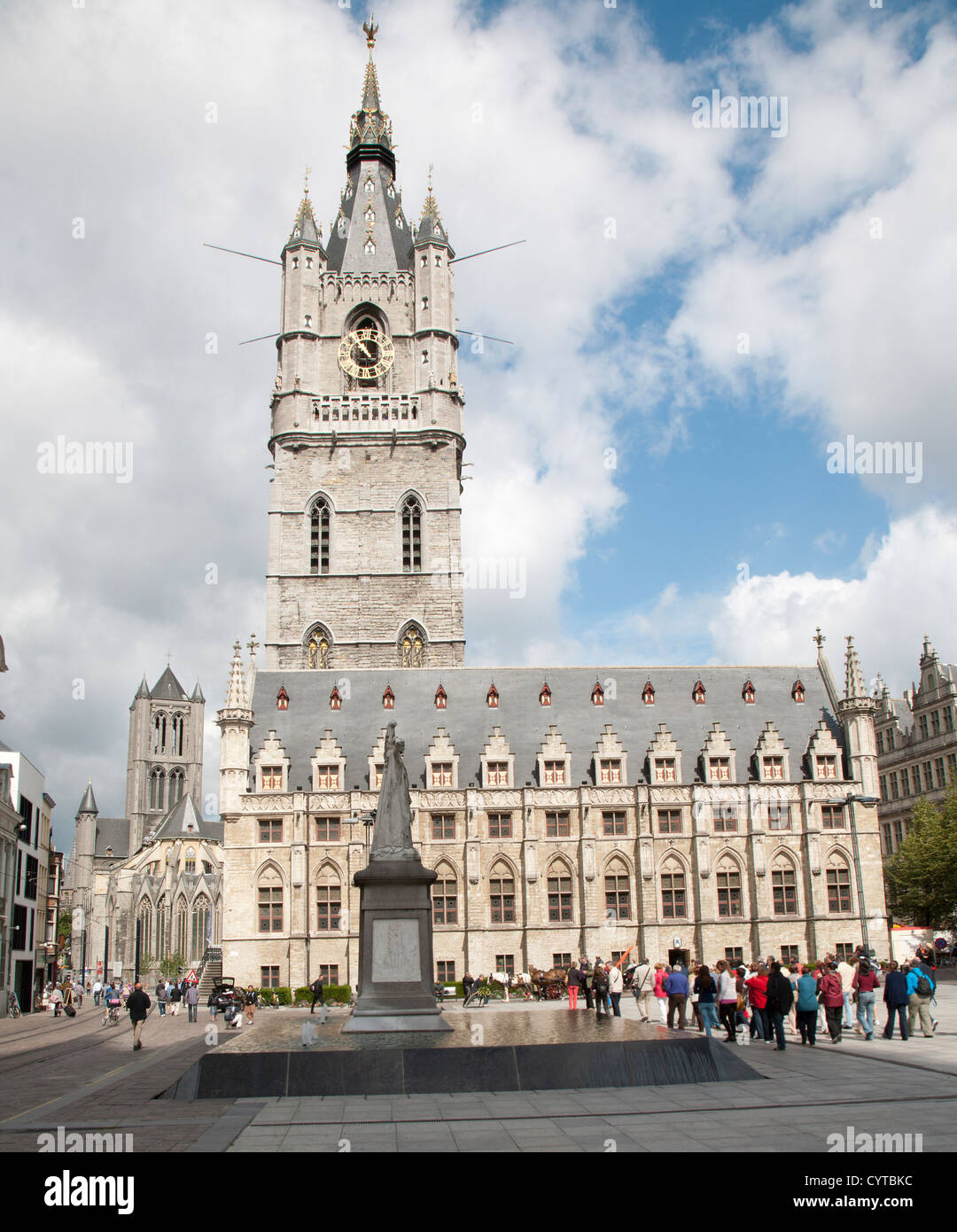 Bruxelles - municipio gotico o Belfort van Gent da est Foto Stock