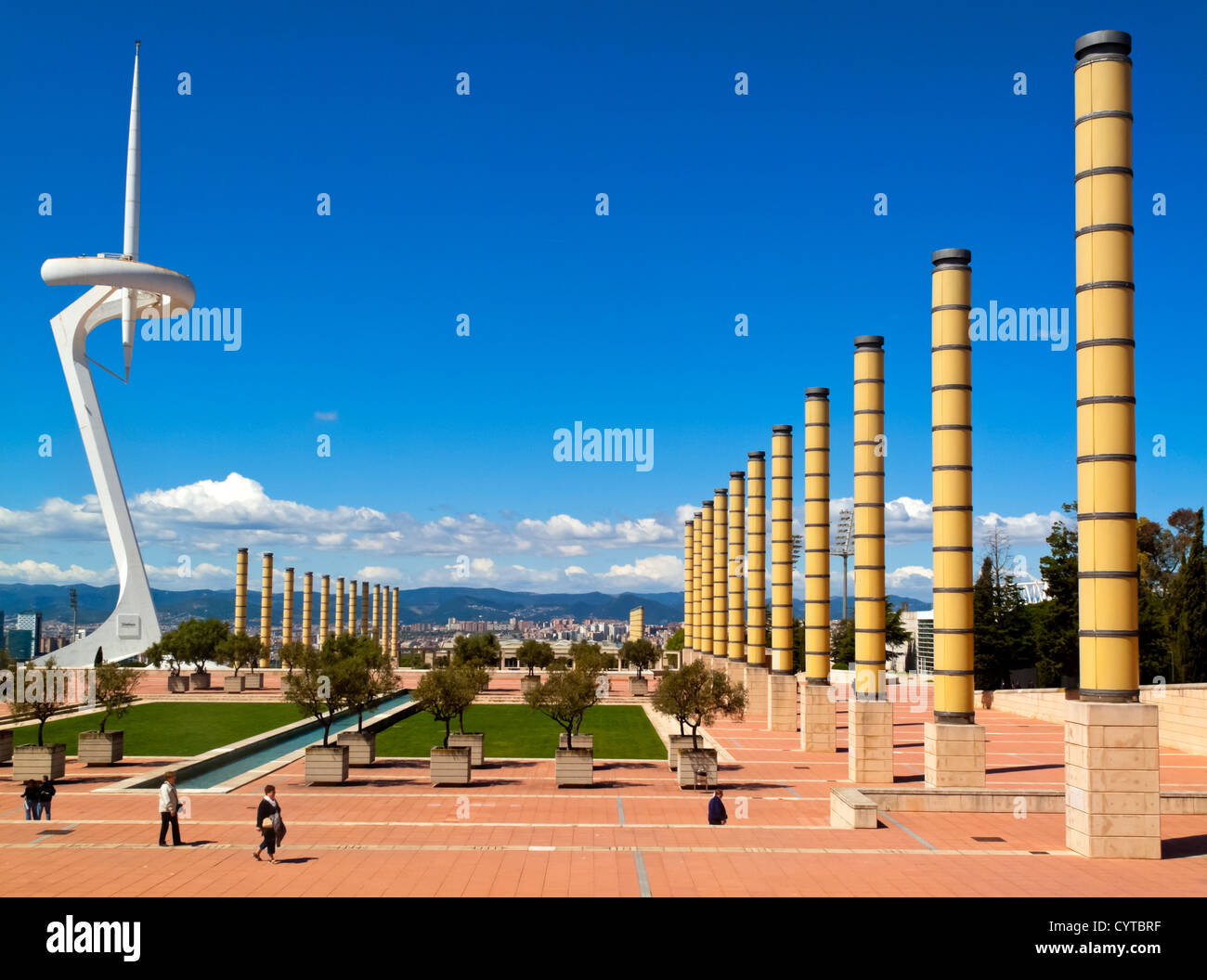 Vista attraverso il parco olimpico a Montjuic Barcellona Spagna verso il Calatrava Telecommunications Tower costruito 1992 Foto Stock