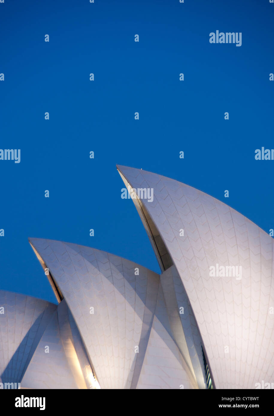 Sydney Opera House dettaglio verticale colpo di vele di tetto di notte con blu cielo crepuscolo Sydney NSW Australia Foto Stock