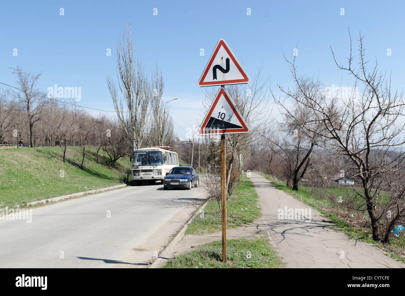 Mariupol bus molla auto strada segno Ucraina Foto Stock