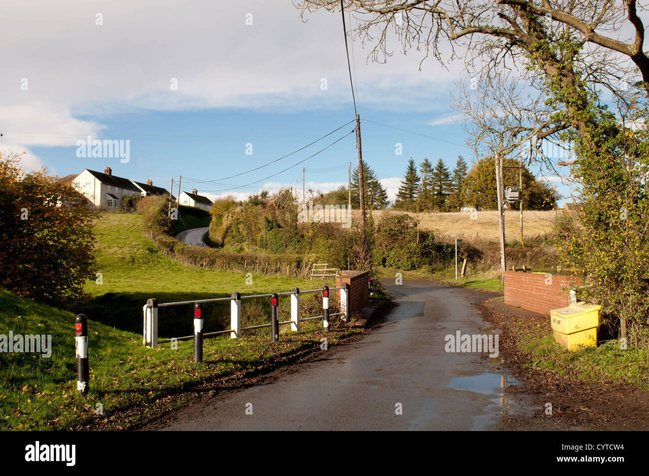 Una strada di campagna, Hinton-su-il-verde, Worcestershire, Regno Unito Foto Stock