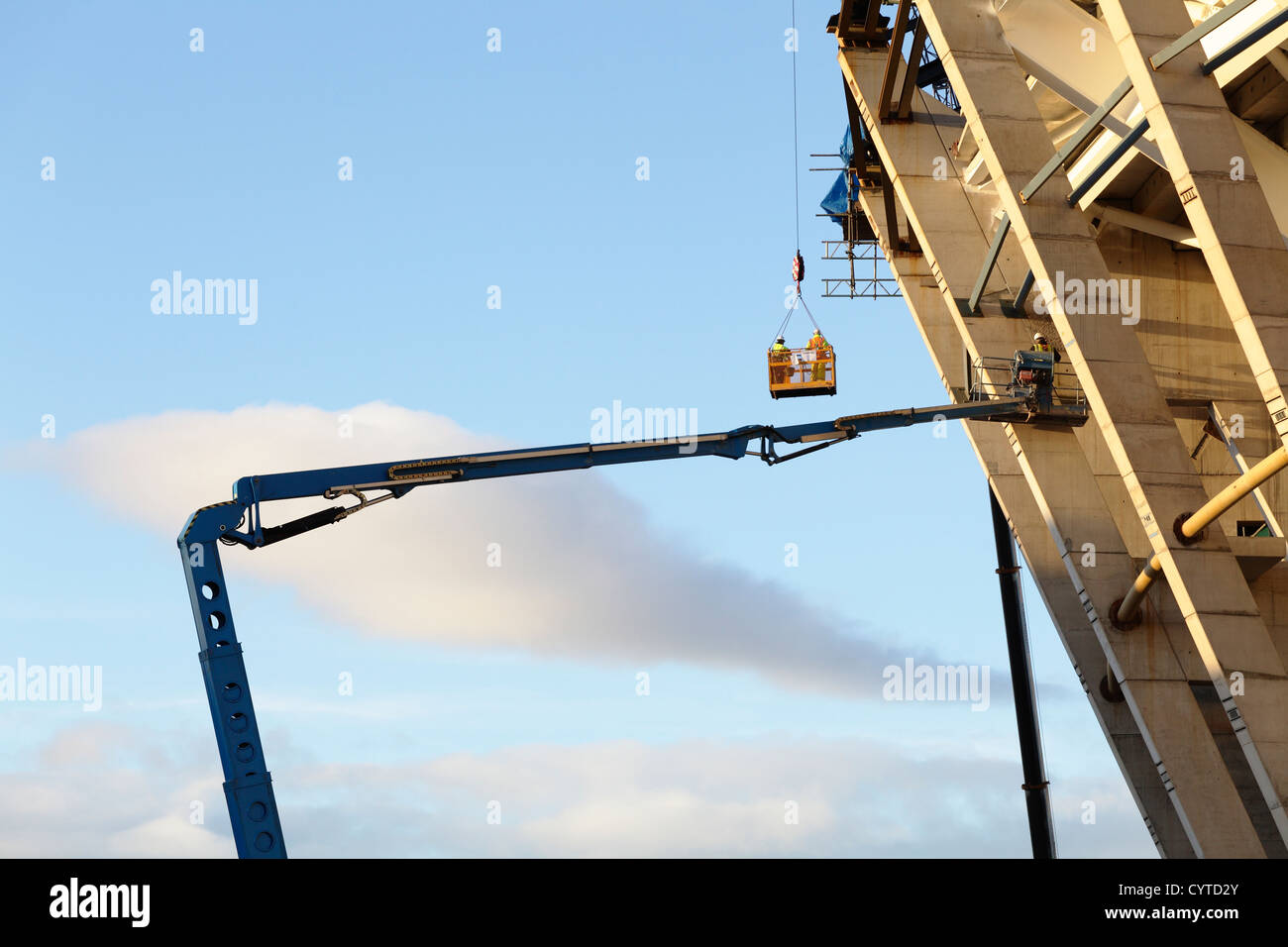 Operaio di cantiere su un paranco alla SSE Hydro Arena a Glasgow, Scozia, Regno Unito Foto Stock