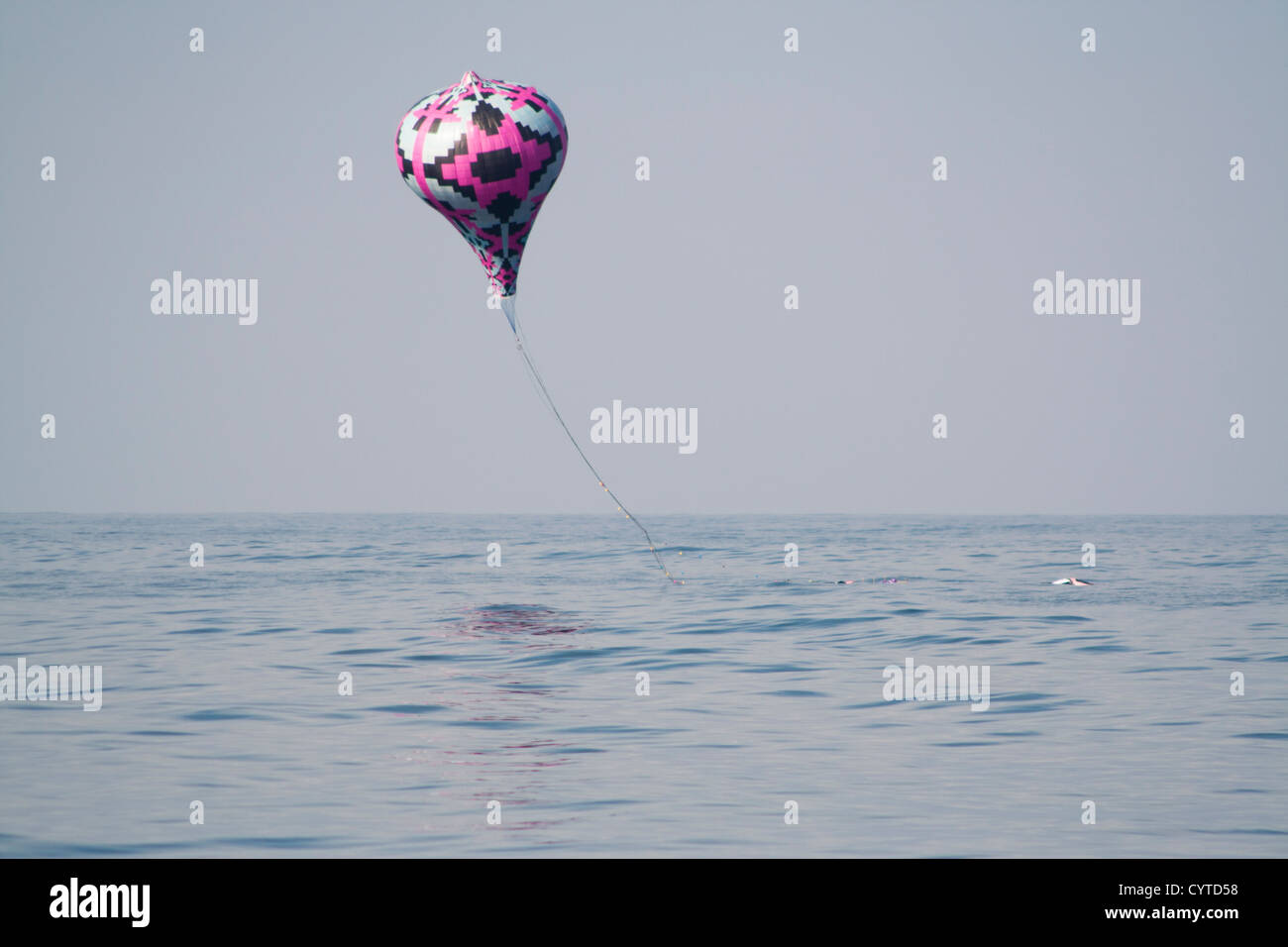 Grande mongolfiera fatto a mano per giugno parte celebrazione utilizzando fuoco a volare molto pericolosa pratica vietata in Brasile Foto Stock