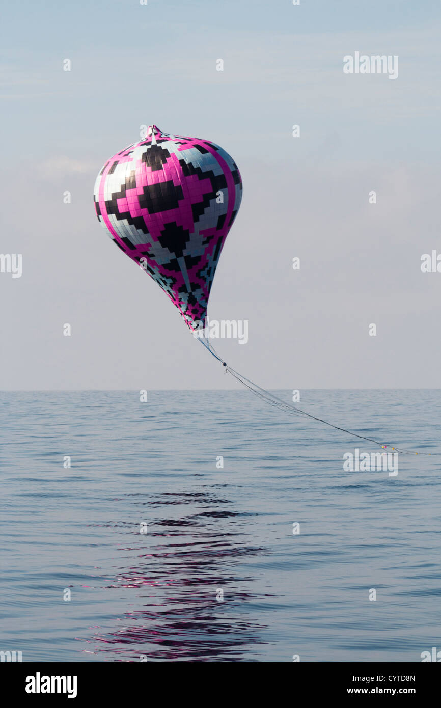 Grande mongolfiera fatto a mano per giugno parte celebrazione utilizzando fuoco a volare molto pericolosa pratica vietata in Brasile Foto Stock