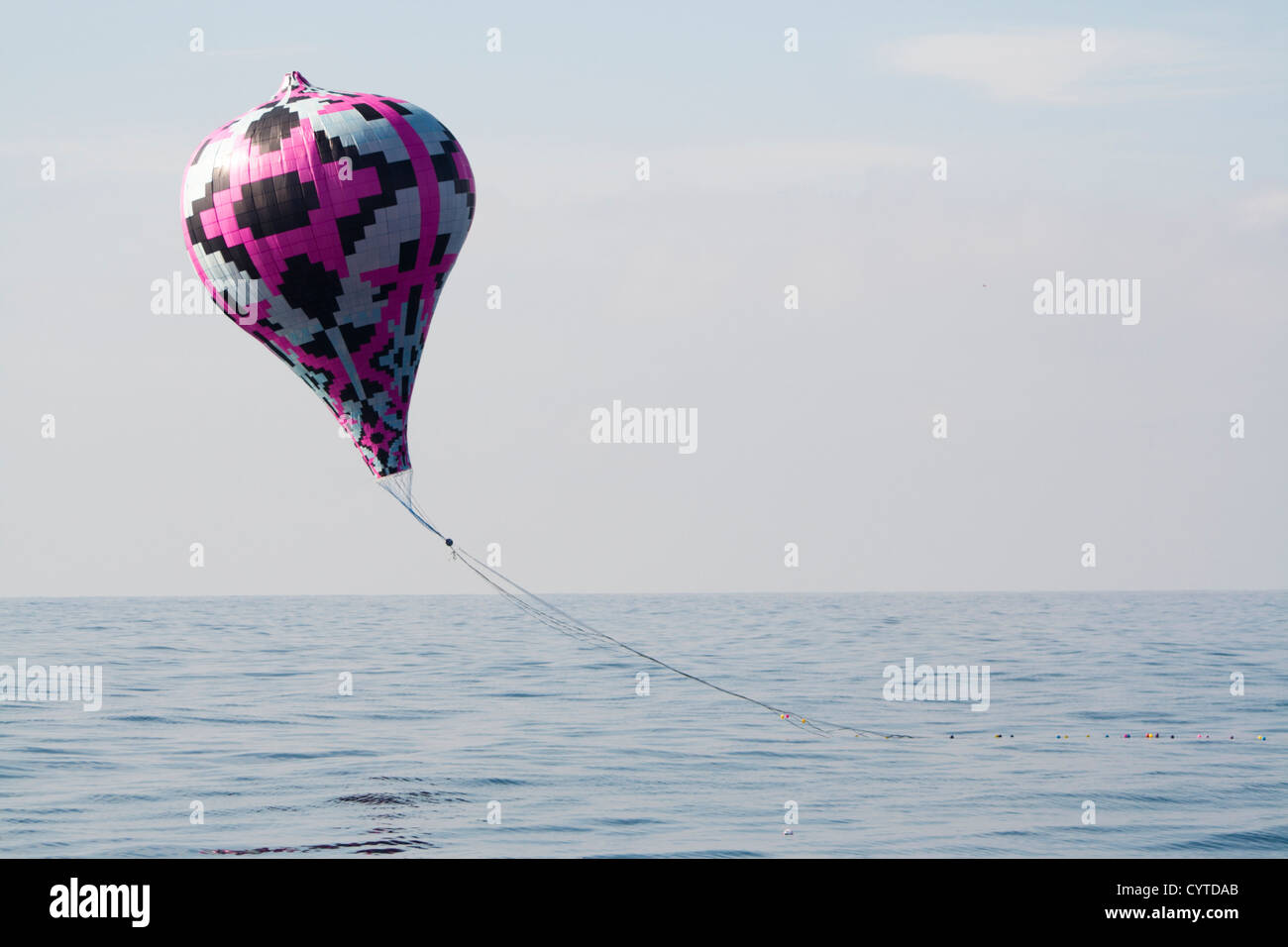 Grande mongolfiera fatto a mano per giugno parte celebrazione utilizzando fuoco a volare molto pericolosa pratica vietata in Brasile Foto Stock