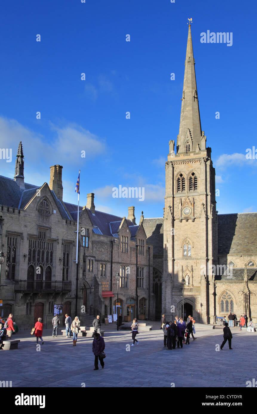 La gente a piedi attraverso Durham City market place North East England Regno Unito Foto Stock