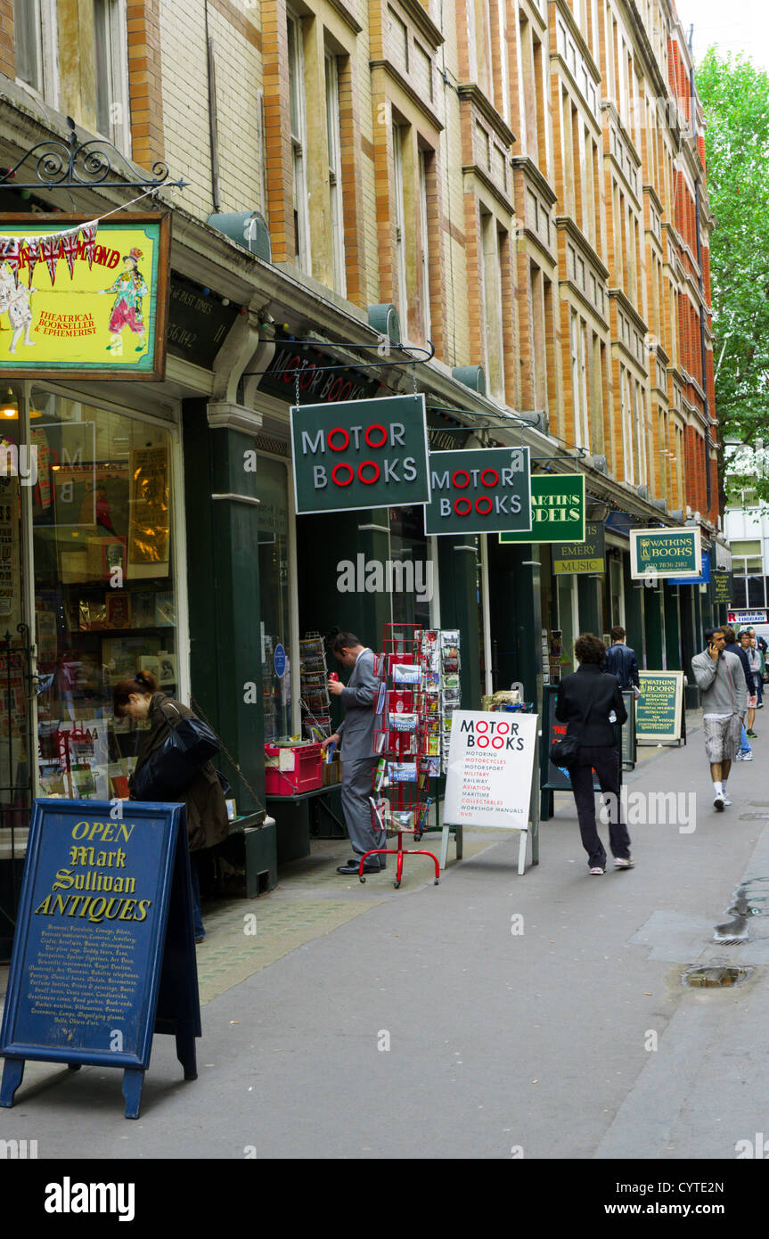 Prenota venditori in Cecil Court a Londra centrale. Foto Stock